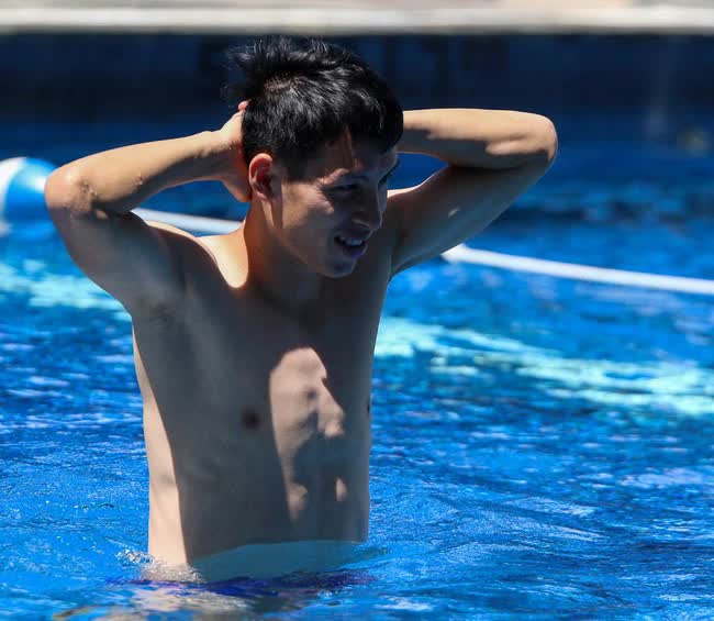 Tuyển thủ Việt Nam khoe body cực phẩm bên bể bơi sau trận đấu với Indonesia - Ảnh 1.