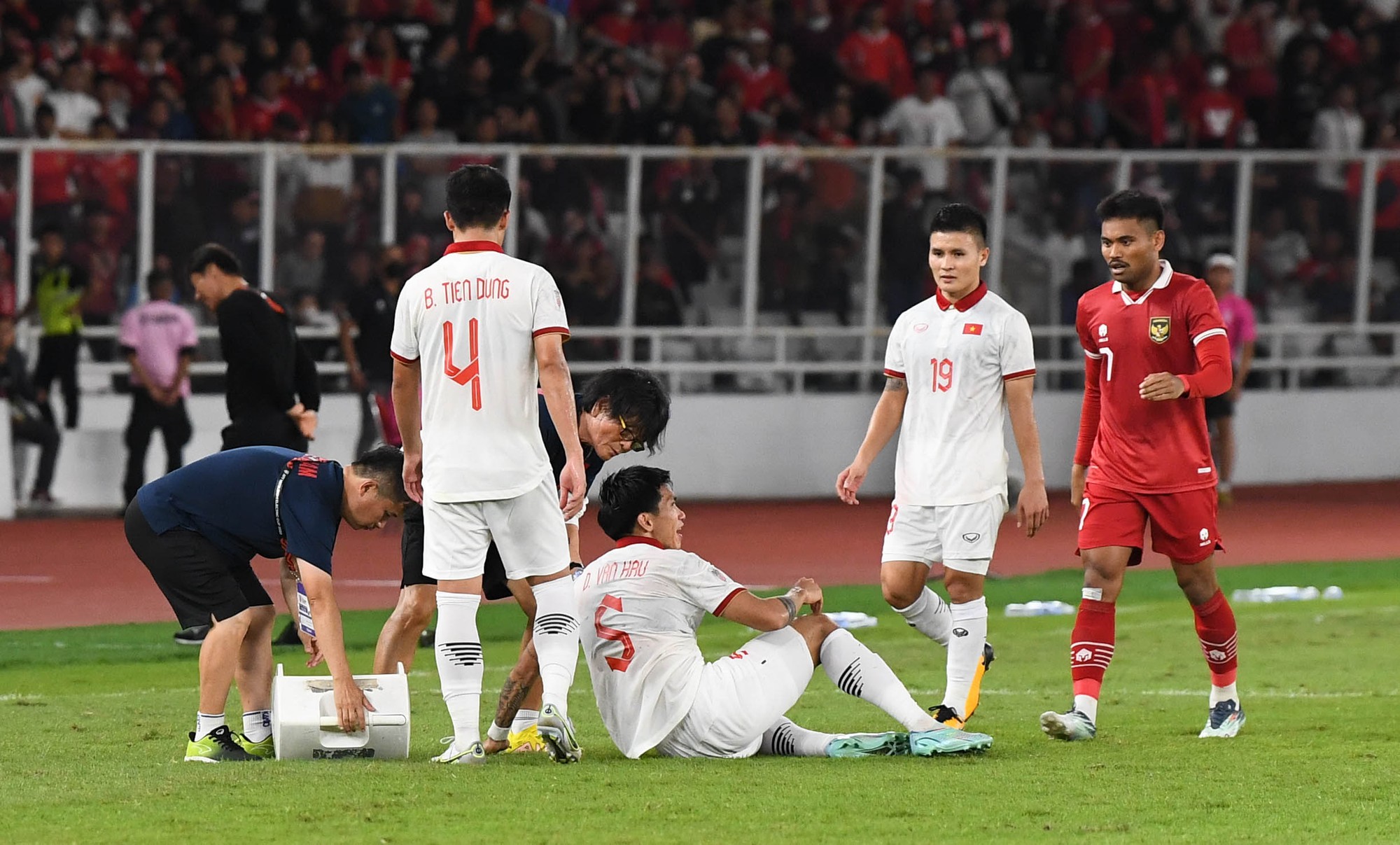 HLV Park Hang Seo ngăn Văn Hậu tìm trọng tài sau trận đấu với Indonesia - Ảnh 4.