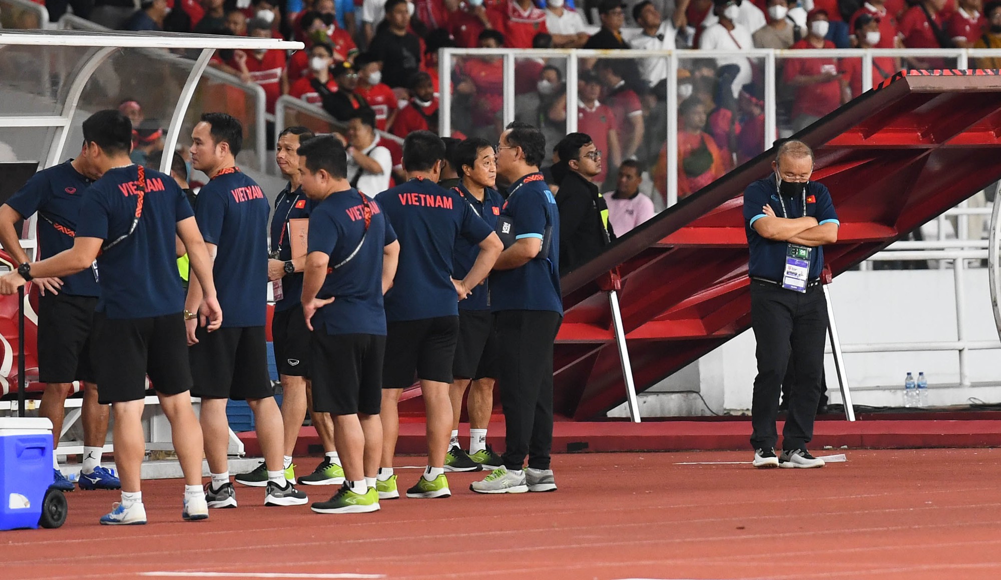 HLV Park Hang Seo ngăn Văn Hậu tìm trọng tài sau trận đấu với Indonesia - Ảnh 5.