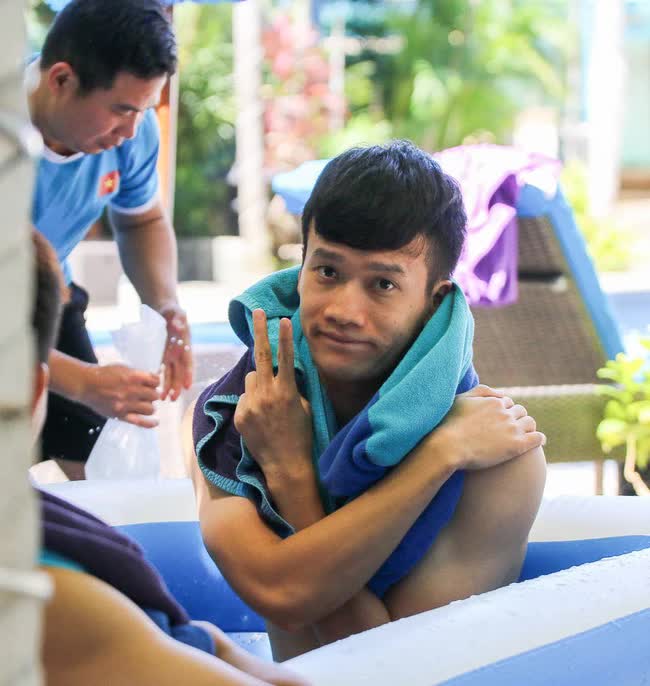 Tuyển thủ Việt Nam khoe body cực phẩm bên bể bơi sau trận đấu với Indonesia - Ảnh 4.