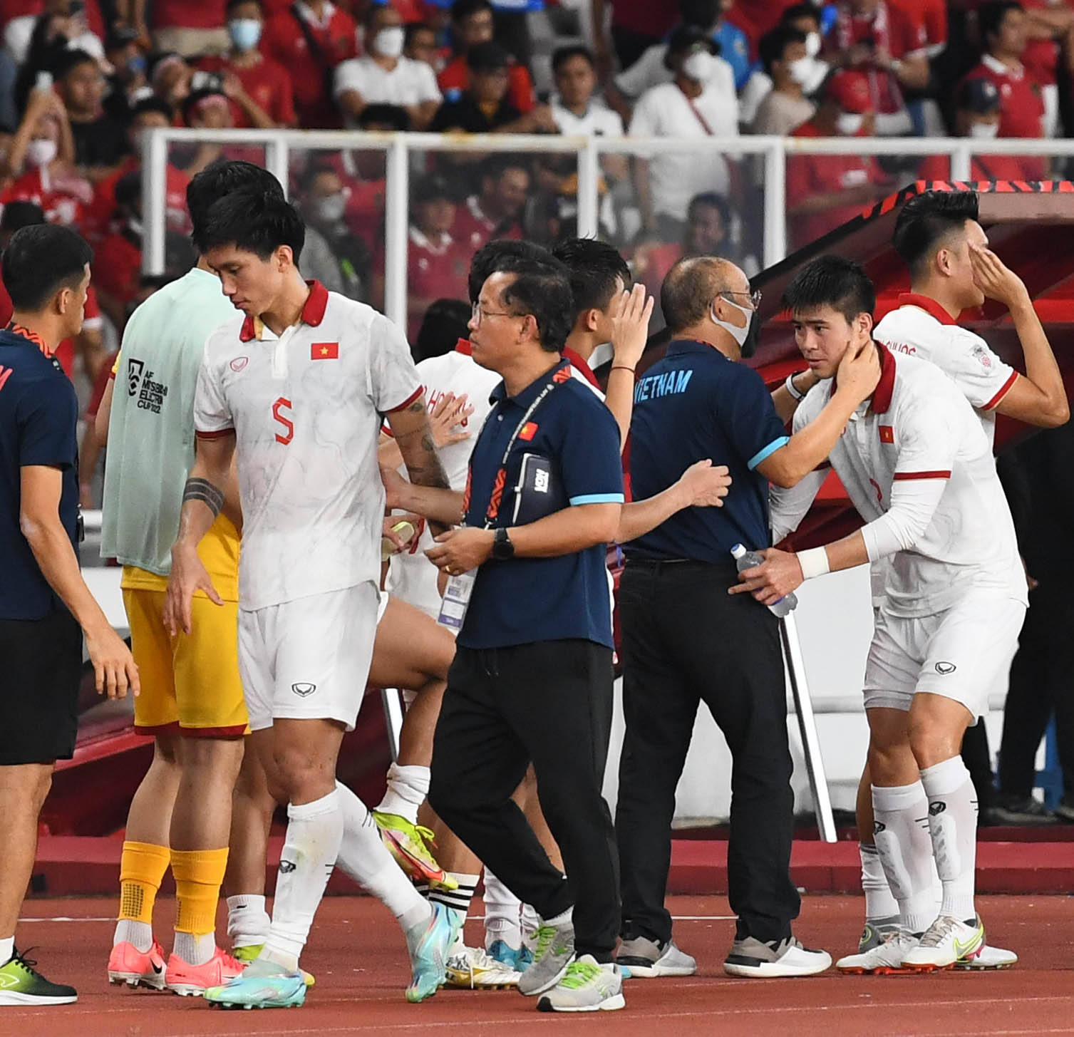 HLV Park Hang Seo ngăn Văn Hậu tìm trọng tài sau trận đấu với Indonesia - Ảnh 7.