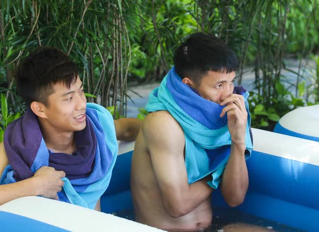 Tuyển thủ Việt Nam khoe body cực phẩm bên bể bơi sau trận đấu với Indonesia - Ảnh 3.