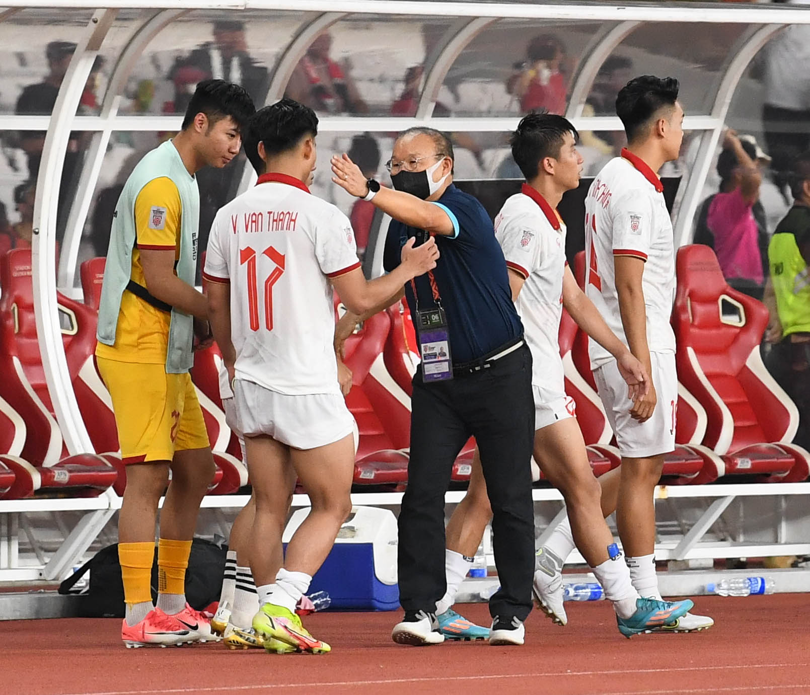 HLV Park Hang Seo ngăn Văn Hậu tìm trọng tài sau trận đấu với Indonesia - Ảnh 8.
