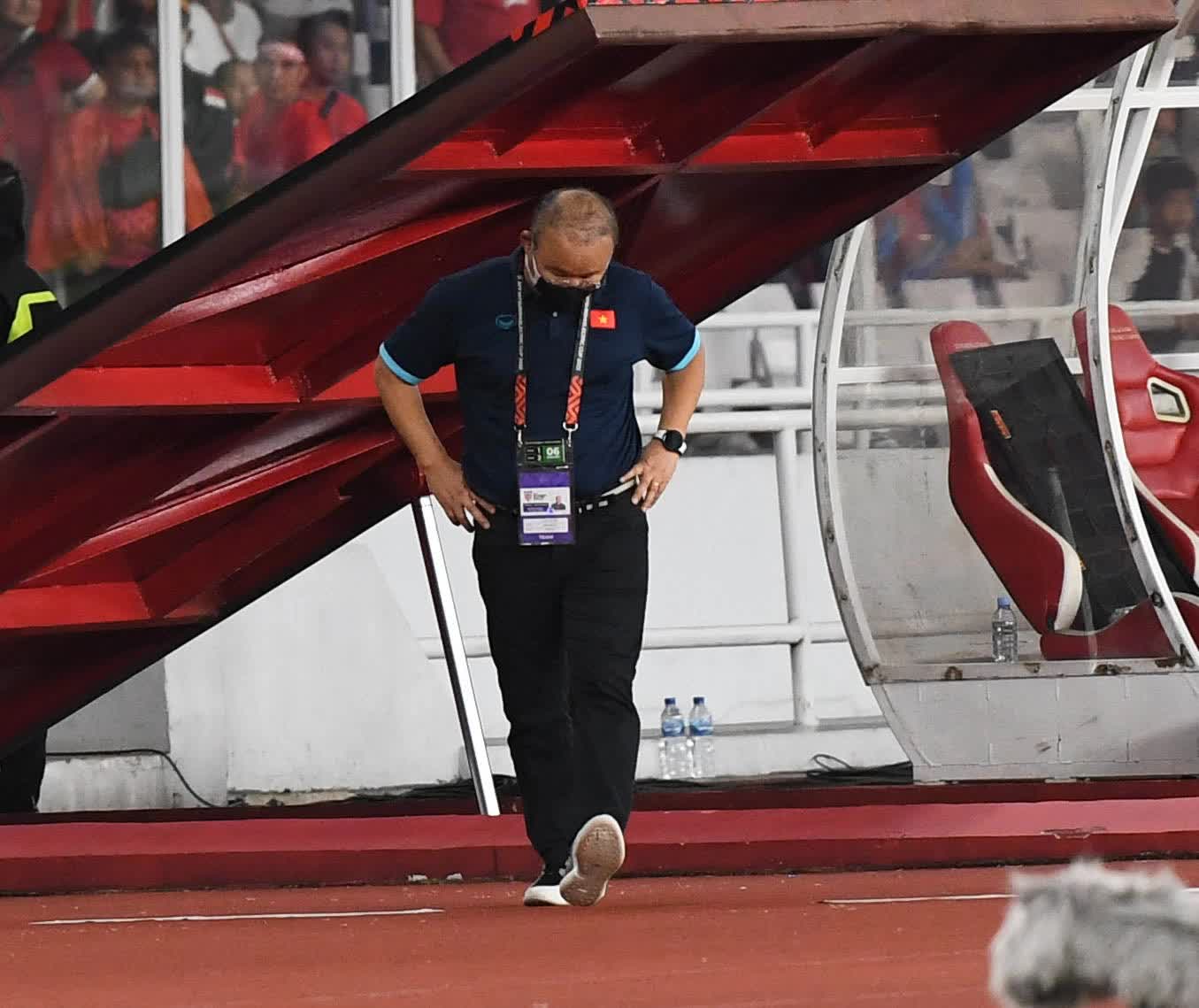 HLV Park Hang Seo ngăn Văn Hậu tìm trọng tài sau trận đấu với Indonesia - Ảnh 6.