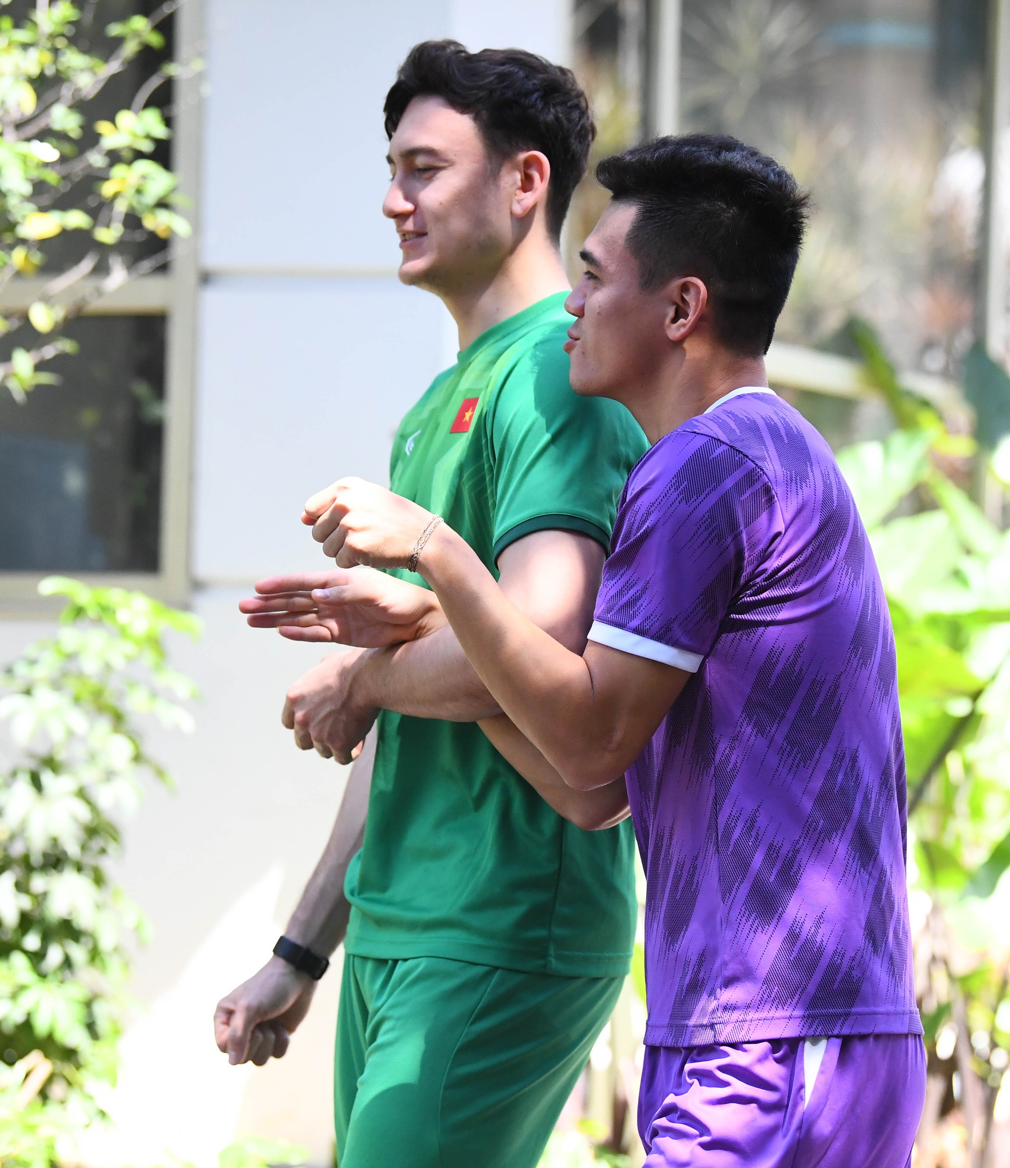 Tiến Linh tíu tít nói chuyện với Văn Lâm khi hồi phục sau trận gặp Indonesia - Ảnh 2.