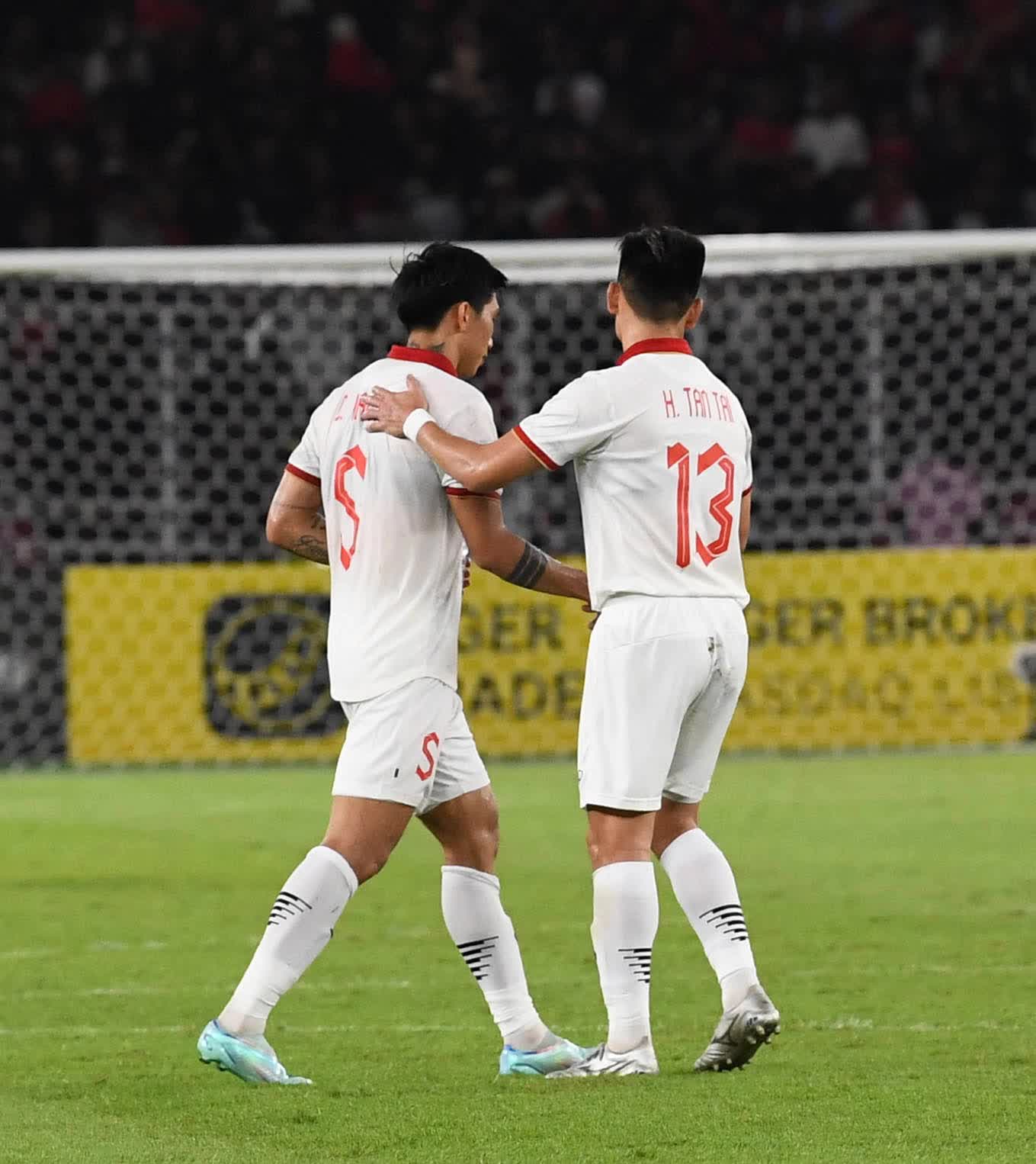 HLV Park Hang Seo ngăn Văn Hậu tìm trọng tài sau trận đấu với Indonesia - Ảnh 3.