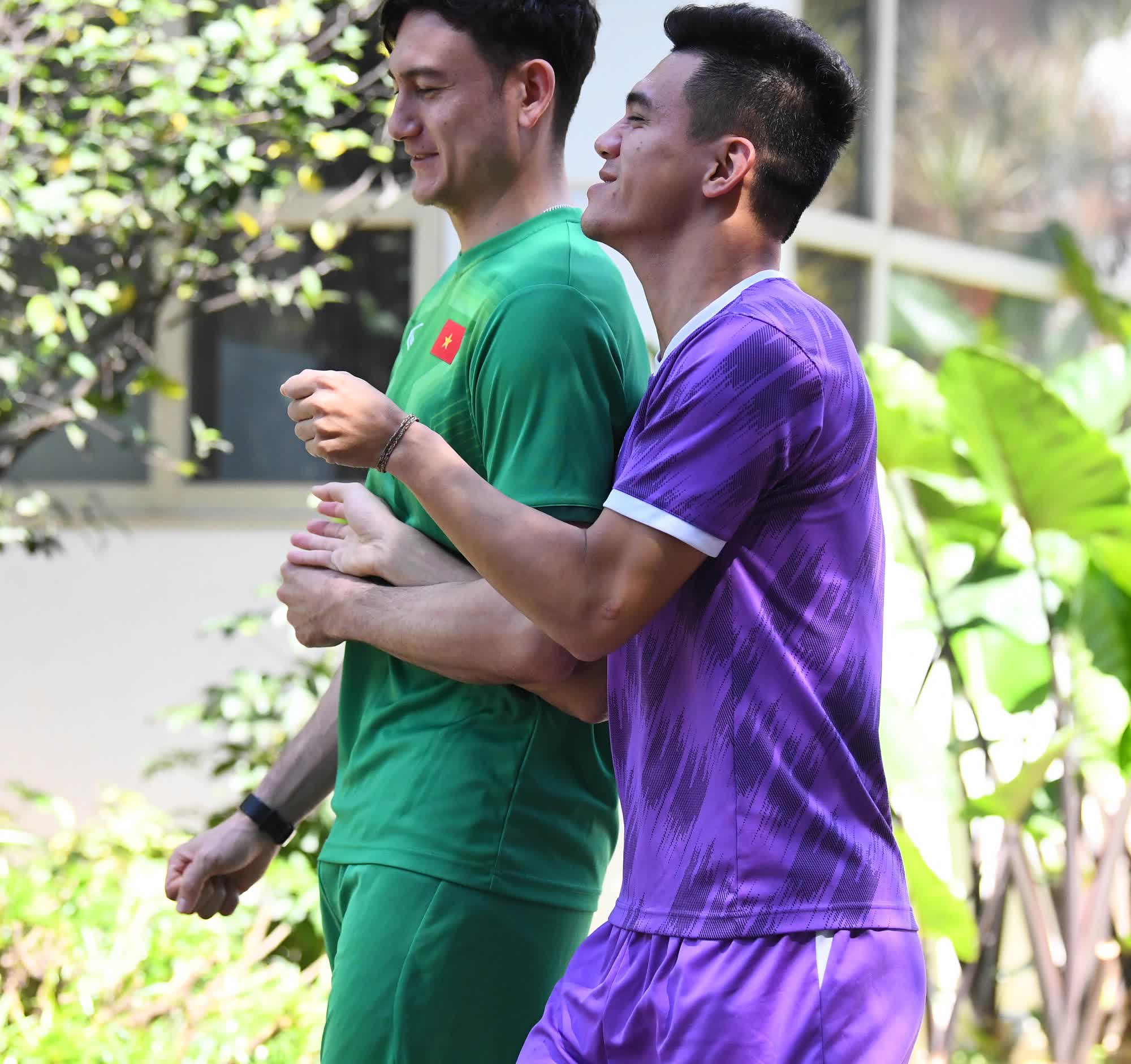 Tiến Linh tíu tít nói chuyện với Văn Lâm khi hồi phục sau trận gặp Indonesia - Ảnh 4.