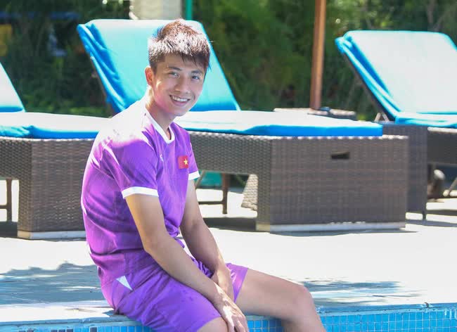 Tuyển thủ Việt Nam khoe body cực phẩm bên bể bơi sau trận đấu với Indonesia - Ảnh 8.