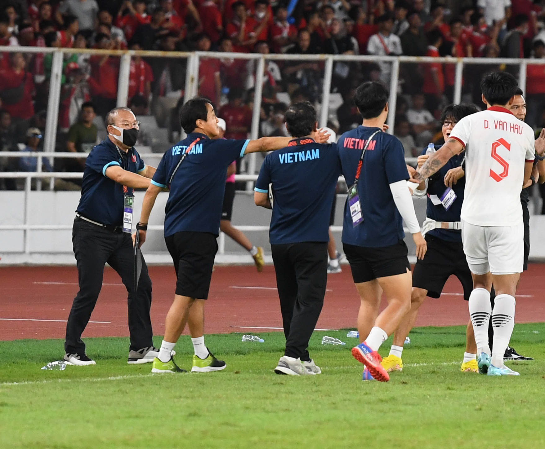 HLV Park Hang Seo ngăn Văn Hậu tìm trọng tài sau trận đấu với Indonesia - Ảnh 1.