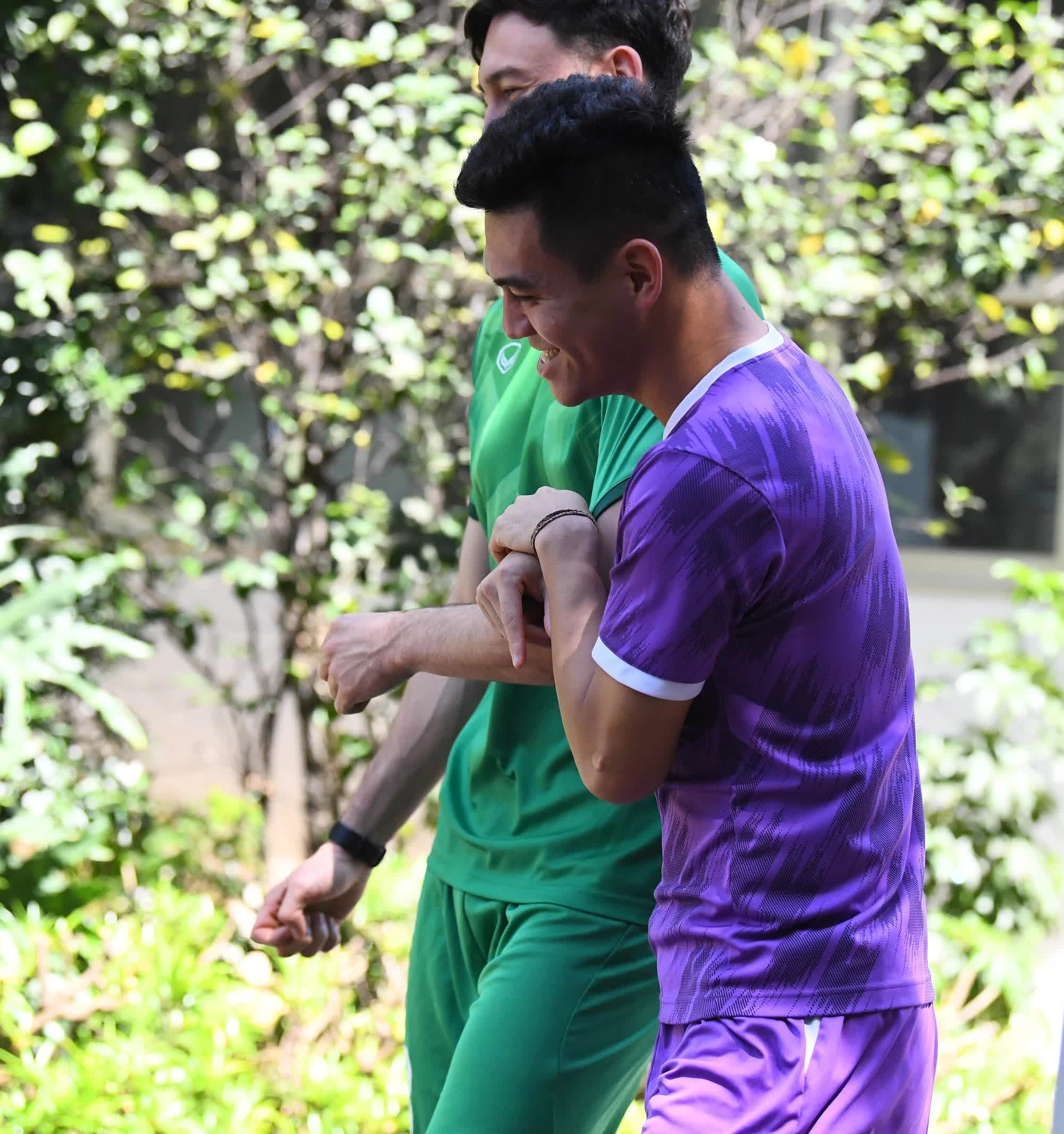 Tiến Linh tíu tít nói chuyện với Văn Lâm khi hồi phục sau trận gặp Indonesia - Ảnh 3.