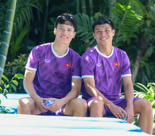 Tuyển thủ Việt Nam khoe body cực phẩm bên bể bơi sau trận đấu với Indonesia - Ảnh 7.