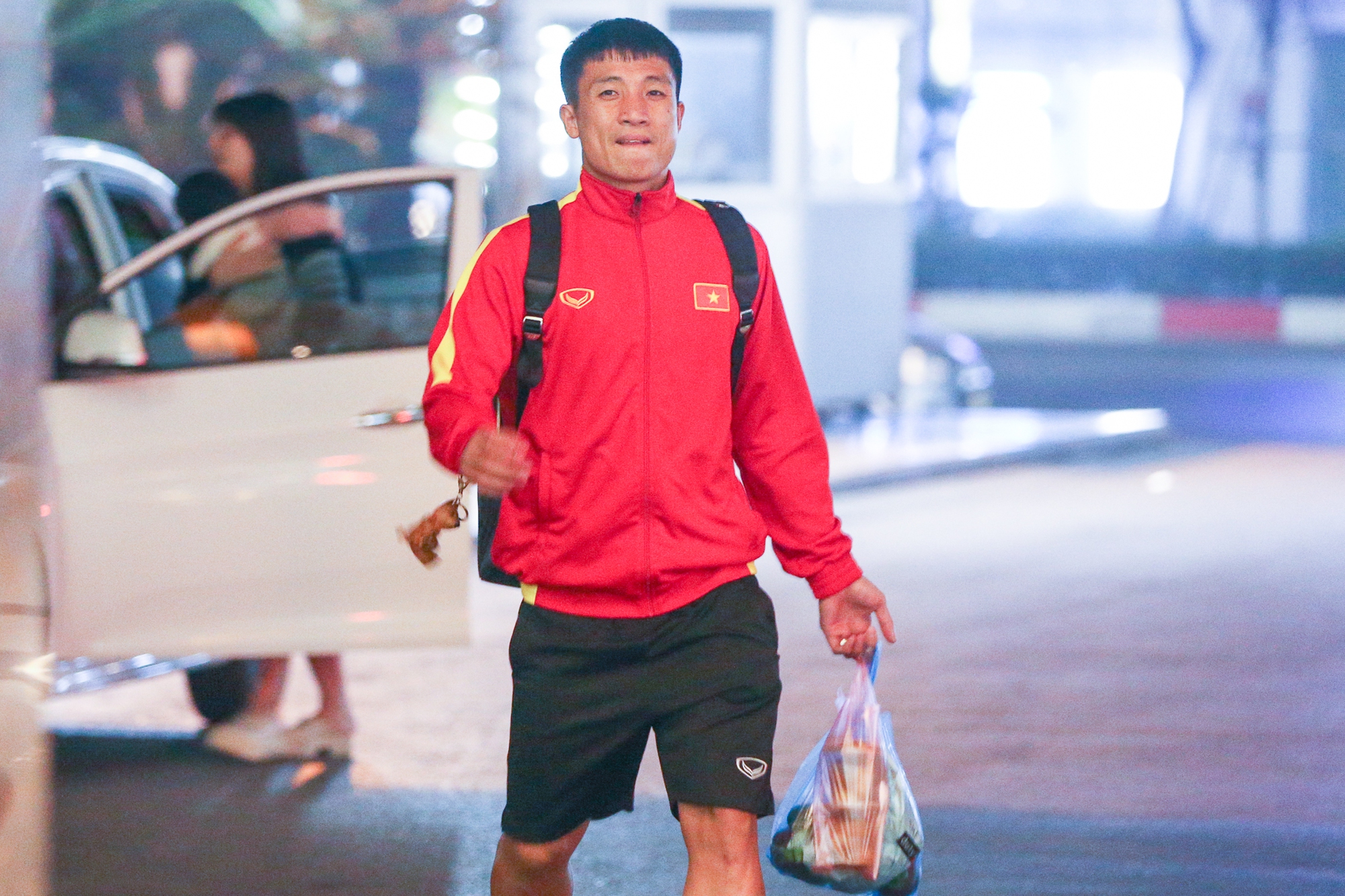 Đội tuyển Việt Nam về tới khách sạn giữa đêm, Bùi Tiến Dũng nhận quà bất ngờ - Ảnh 8.