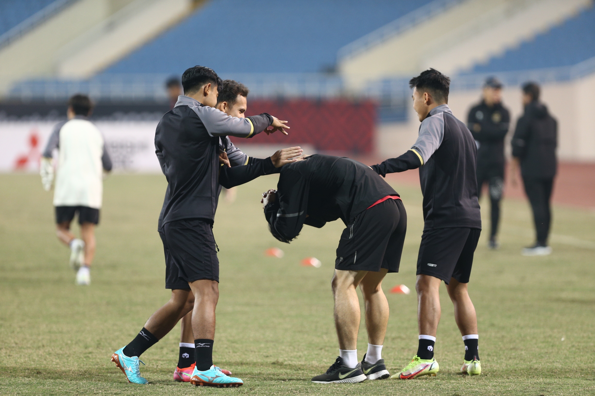 HLV Shin Tae Yong kiểm tra mặt sân, các cầu thủ Indonesia thoải mái trước trận đấu với Việt Nam - Ảnh 5.