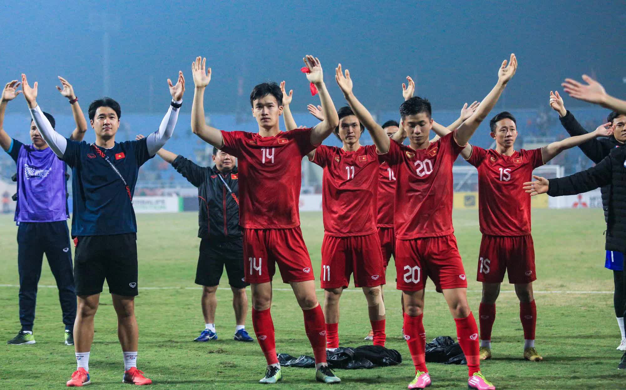 Văn Hậu 'cắp nách' Quang Hải lên ăn mừng tuyển Việt Nam vào chung kết AFF Cup 2022 - Ảnh 4.