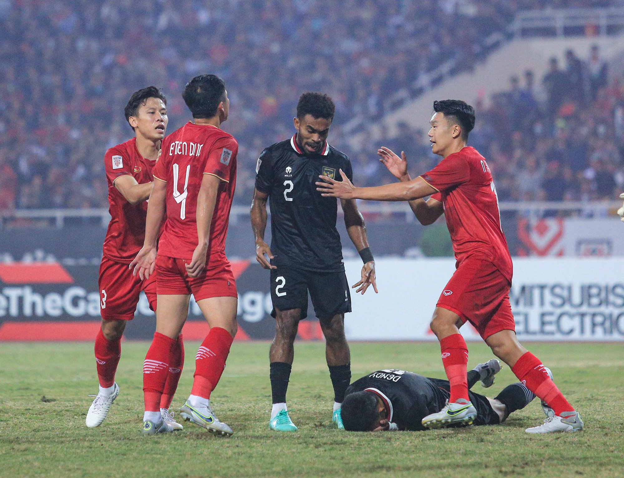 Bùi Tiến Dũng nhận thẻ vàng vì... giục cầu thủ Indonesia dậy thi đấu - Ảnh 5.