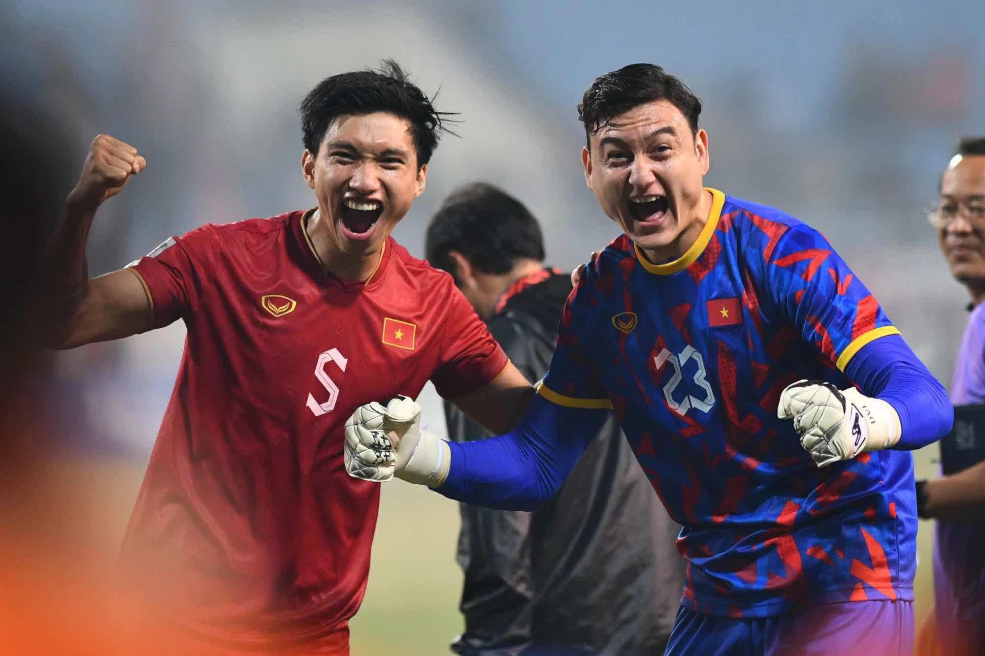Văn Hậu 'cắp nách' Quang Hải lên ăn mừng tuyển Việt Nam vào chung kết AFF Cup 2022 - Ảnh 1.
