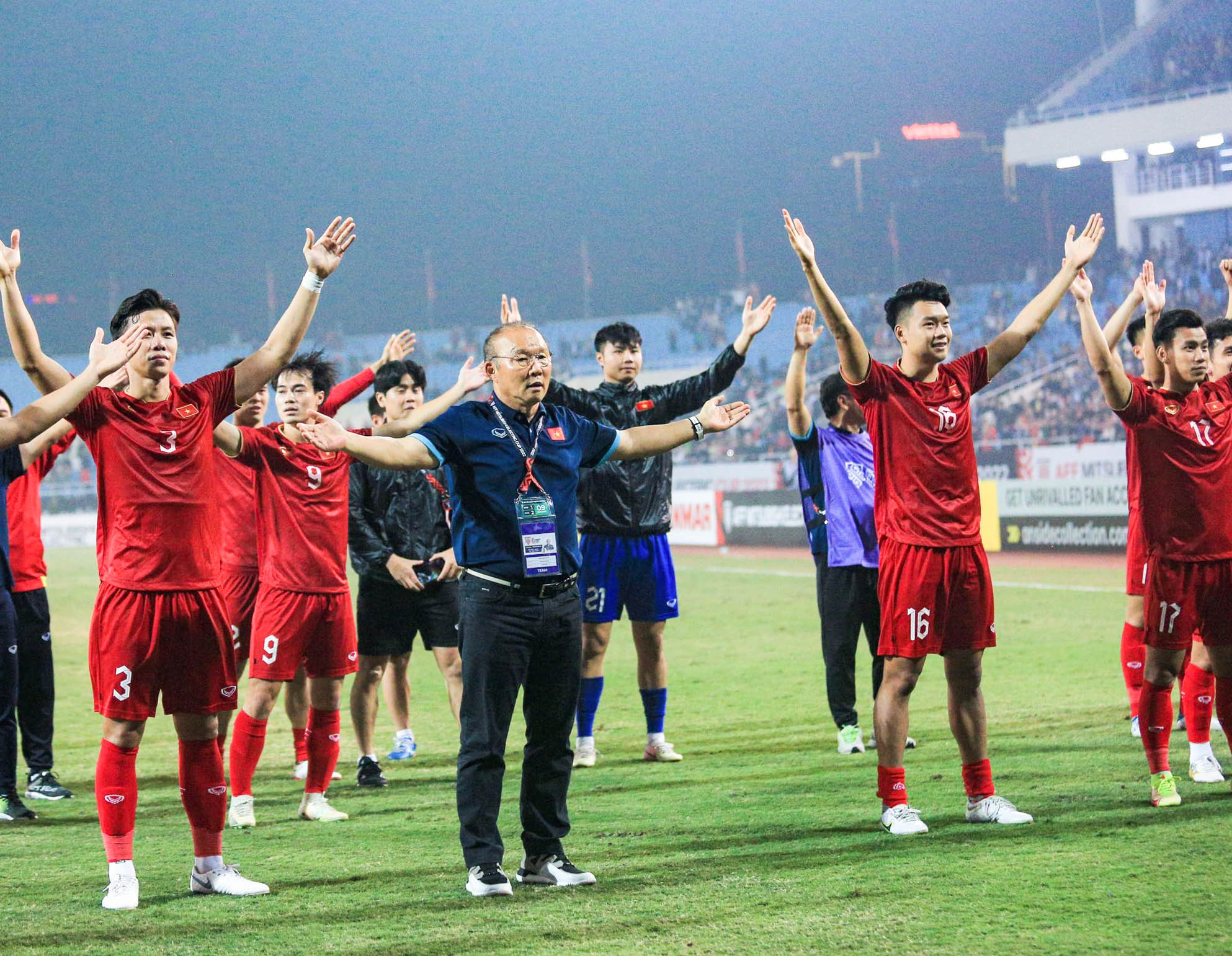 Văn Hậu 'cắp nách' Quang Hải lên ăn mừng tuyển Việt Nam vào chung kết AFF Cup 2022 - Ảnh 3.