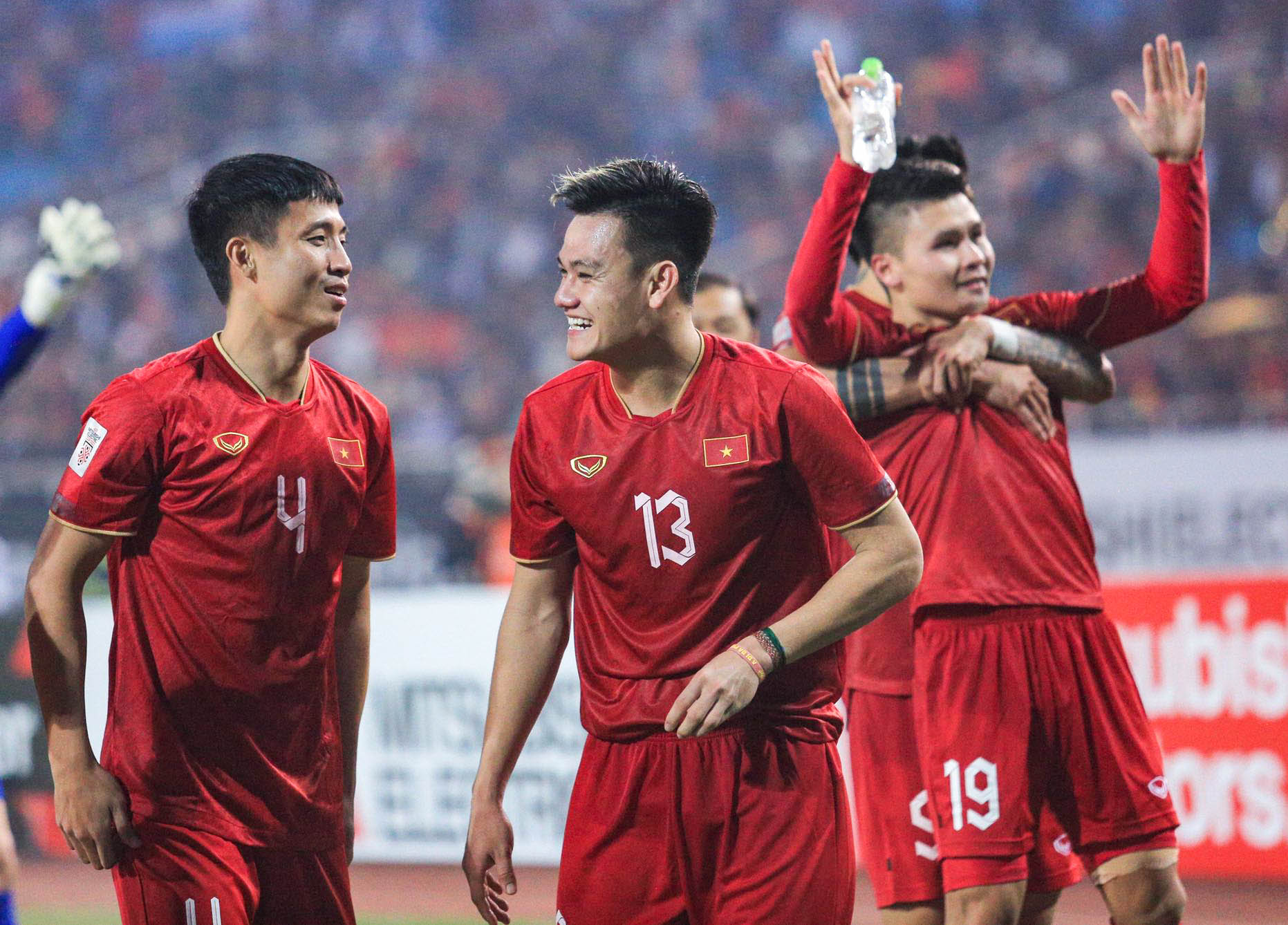 Văn Hậu 'cắp nách' Quang Hải lên ăn mừng tuyển Việt Nam vào chung kết AFF Cup 2022 - Ảnh 2.
