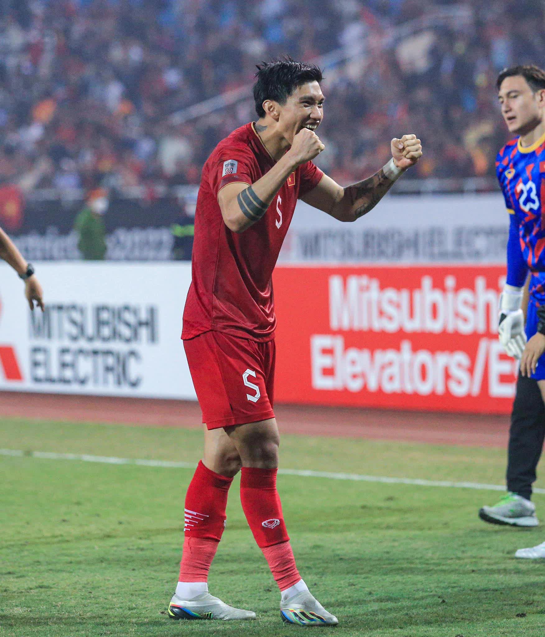 Văn Hậu 'cắp nách' Quang Hải lên ăn mừng tuyển Việt Nam vào chung kết AFF Cup 2022 - Ảnh 6.