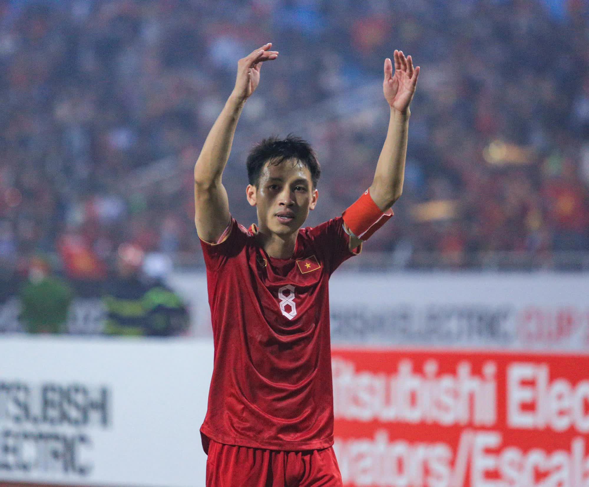 Văn Hậu 'cắp nách' Quang Hải lên ăn mừng tuyển Việt Nam vào chung kết AFF Cup 2022 - Ảnh 5.