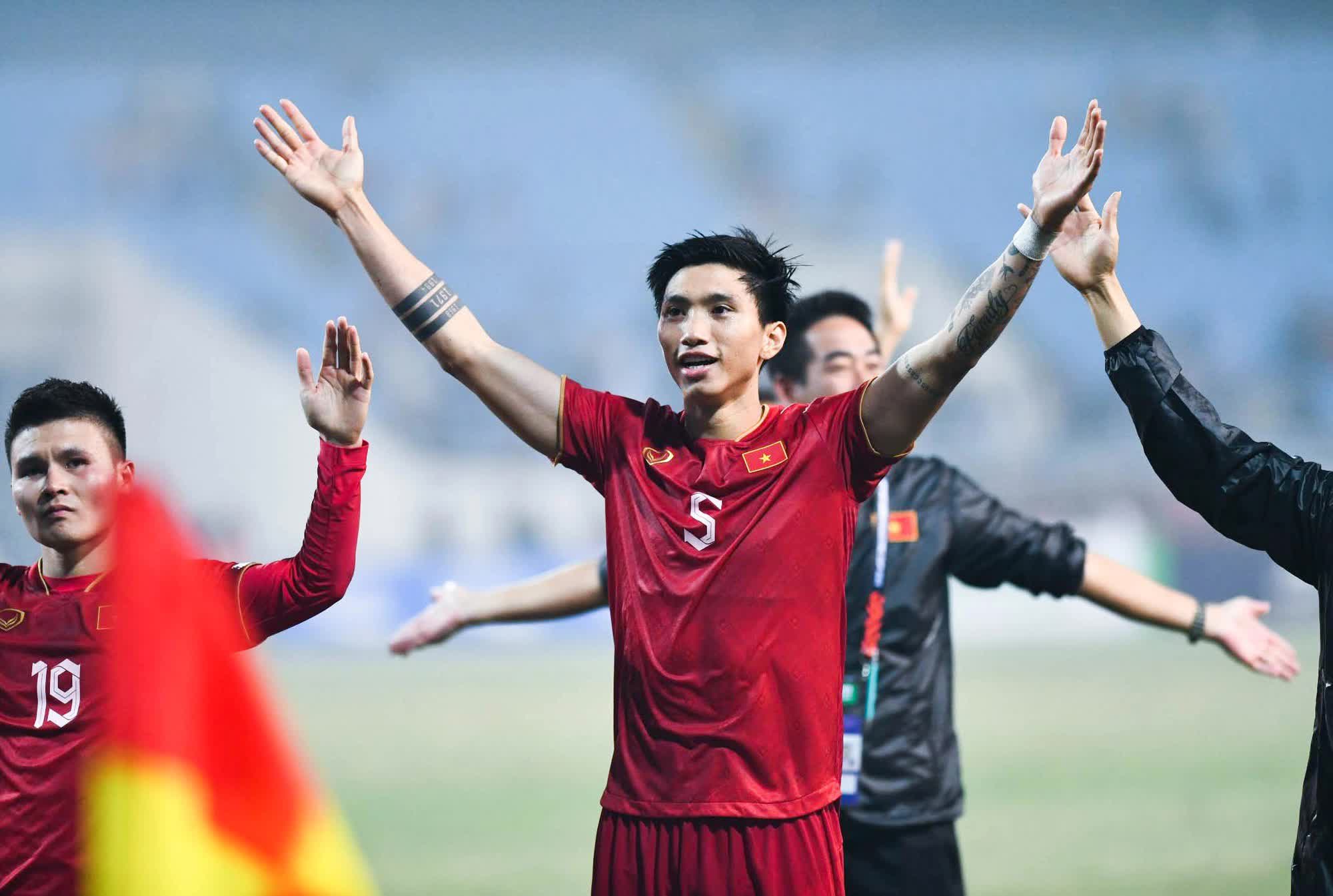 Văn Hậu 'cắp nách' Quang Hải lên ăn mừng tuyển Việt Nam vào chung kết AFF Cup 2022 - Ảnh 7.