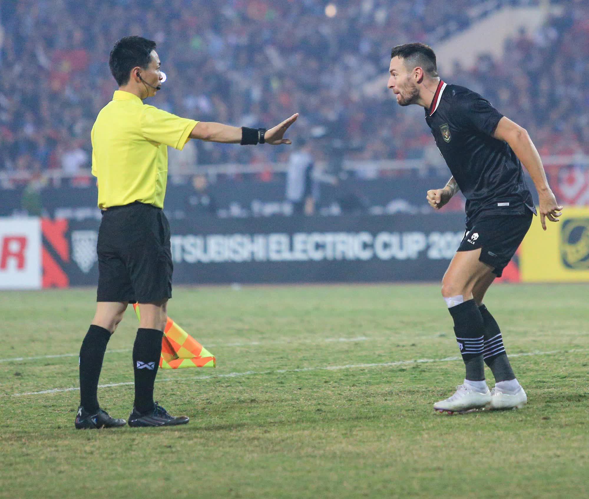 Bùi Tiến Dũng nhận thẻ vàng vì... giục cầu thủ Indonesia dậy thi đấu - Ảnh 6.