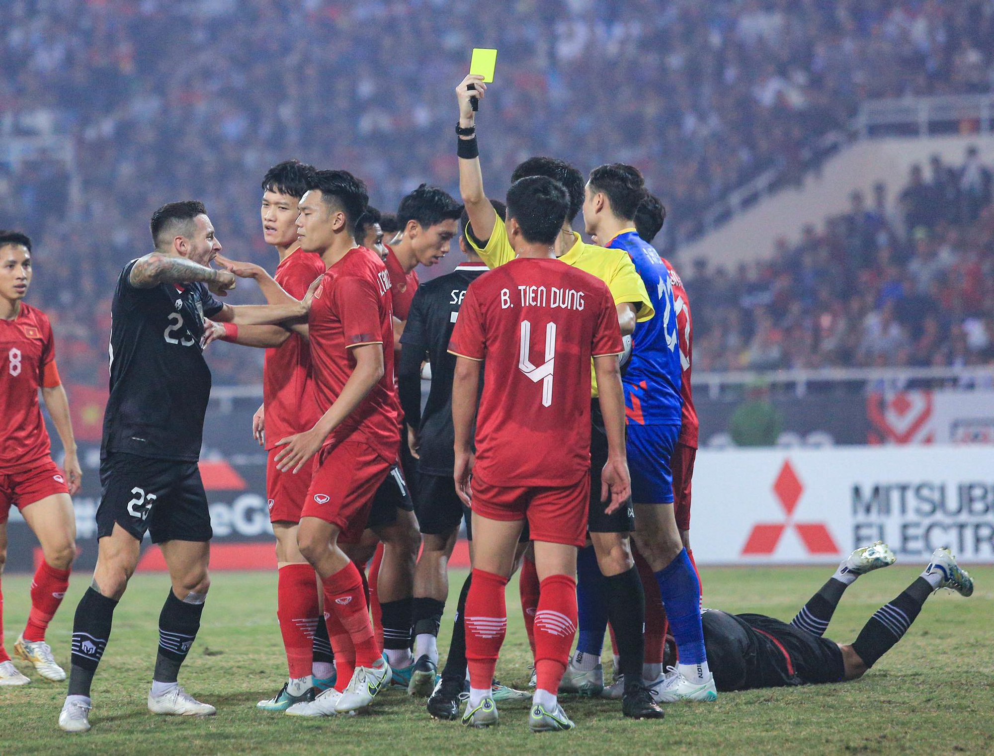 Bùi Tiến Dũng nhận thẻ vàng vì... giục cầu thủ Indonesia dậy thi đấu - Ảnh 9.