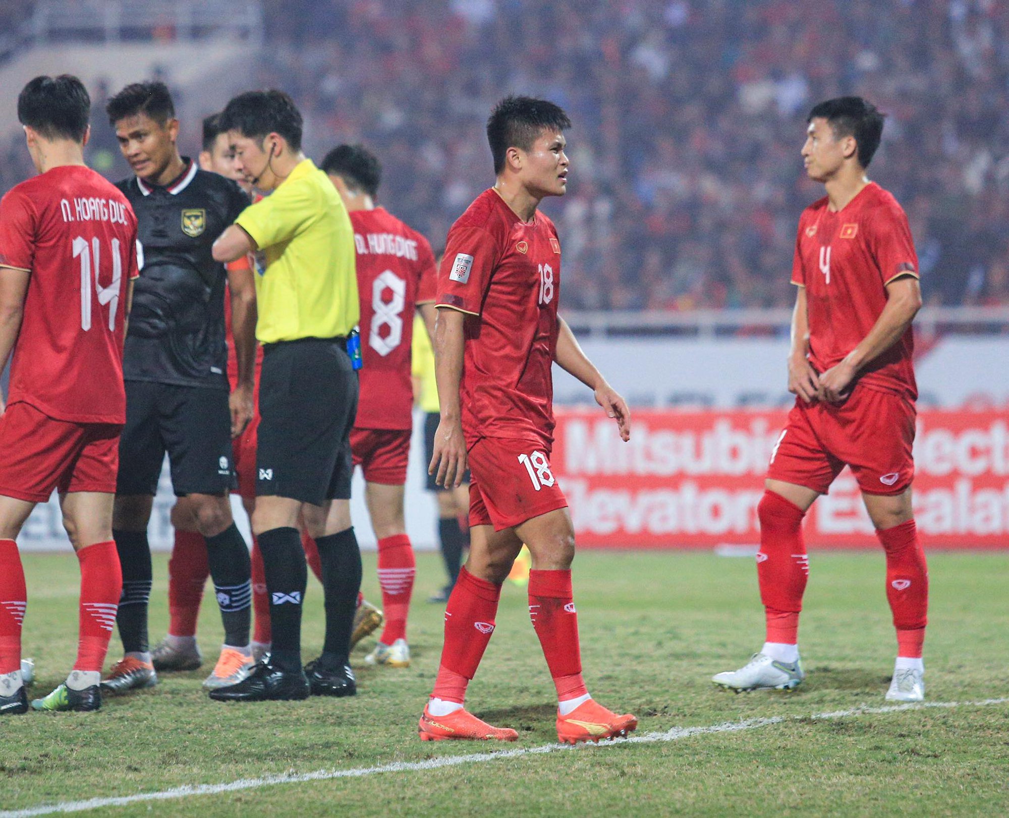 Bùi Tiến Dũng nhận thẻ vàng vì... giục cầu thủ Indonesia dậy thi đấu - Ảnh 8.
