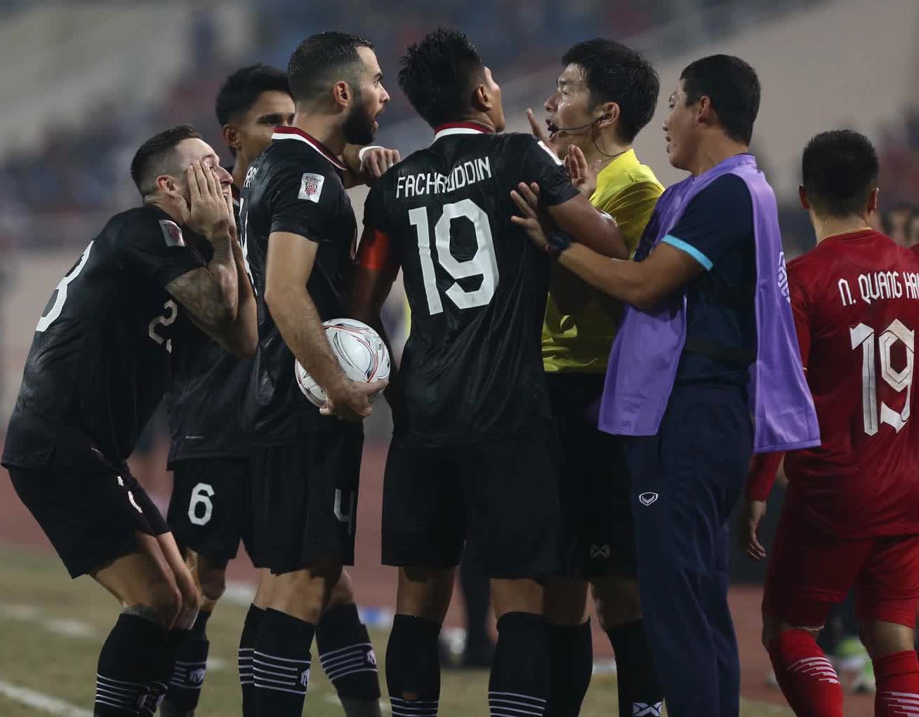 Văn Hậu nhận thẻ vàng tranh cãi, trợ lý Anh Đức bị cầu thủ Indonesia đẩy - Ảnh 3.
