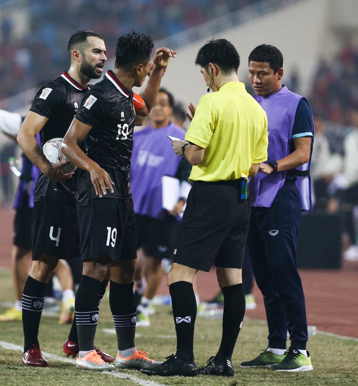 Văn Hậu nhận thẻ vàng tranh cãi, trợ lý Anh Đức bị cầu thủ Indonesia đẩy - Ảnh 4.