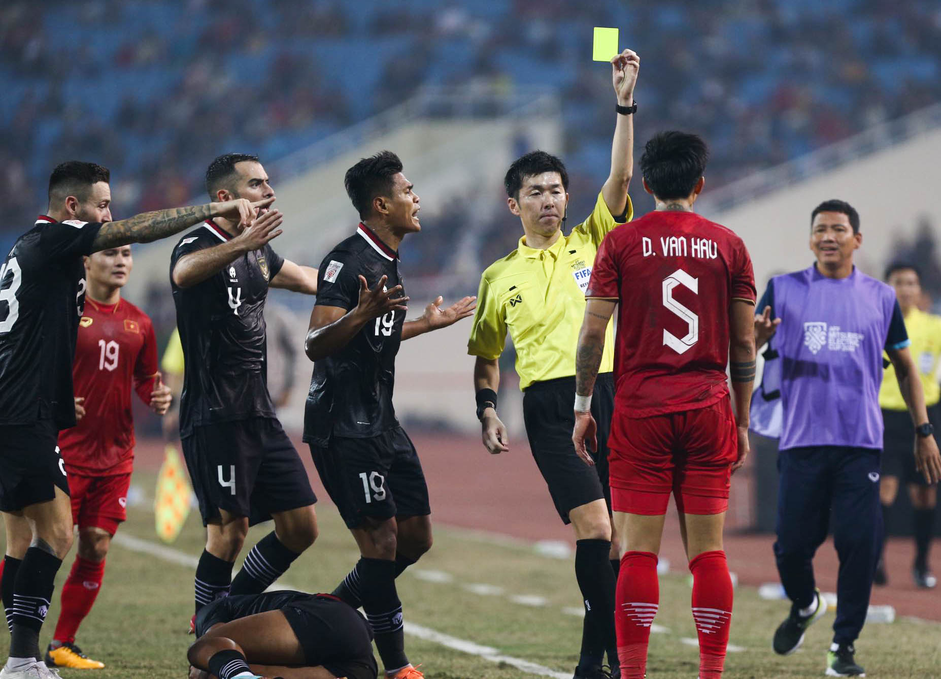 Văn Hậu nhận thẻ vàng tranh cãi, trợ lý Anh Đức bị cầu thủ Indonesia đẩy - Ảnh 2.