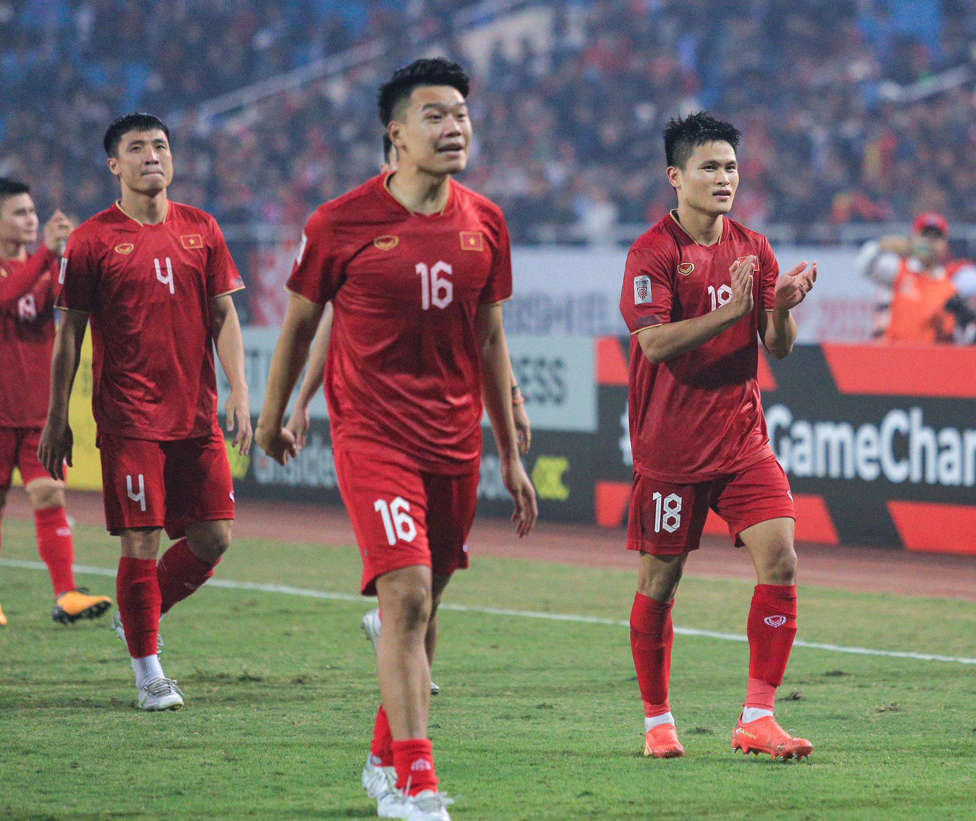 Văn Hậu 'cắp nách' Quang Hải lên ăn mừng tuyển Việt Nam vào chung kết AFF Cup 2022 - Ảnh 8.