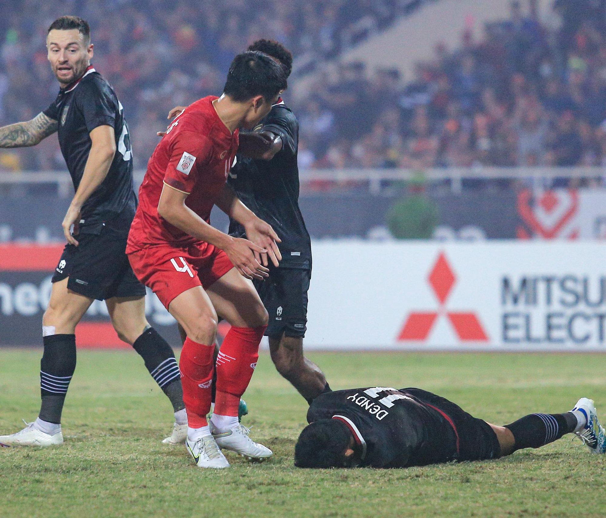 Bùi Tiến Dũng nhận thẻ vàng vì... giục cầu thủ Indonesia dậy thi đấu - Ảnh 3.