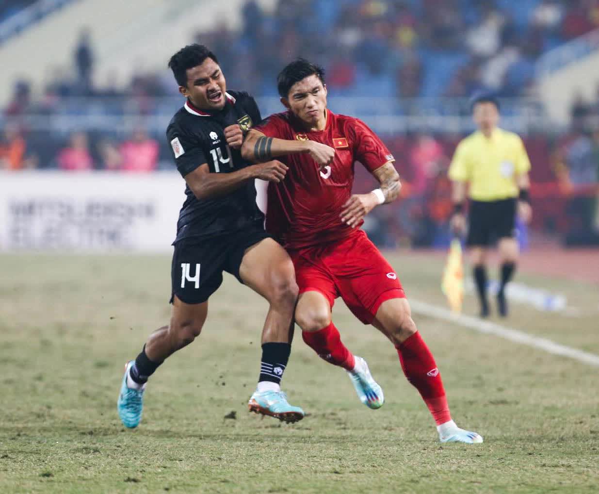 Văn Hậu nhận thẻ vàng tranh cãi, trợ lý Anh Đức bị cầu thủ Indonesia đẩy - Ảnh 1.