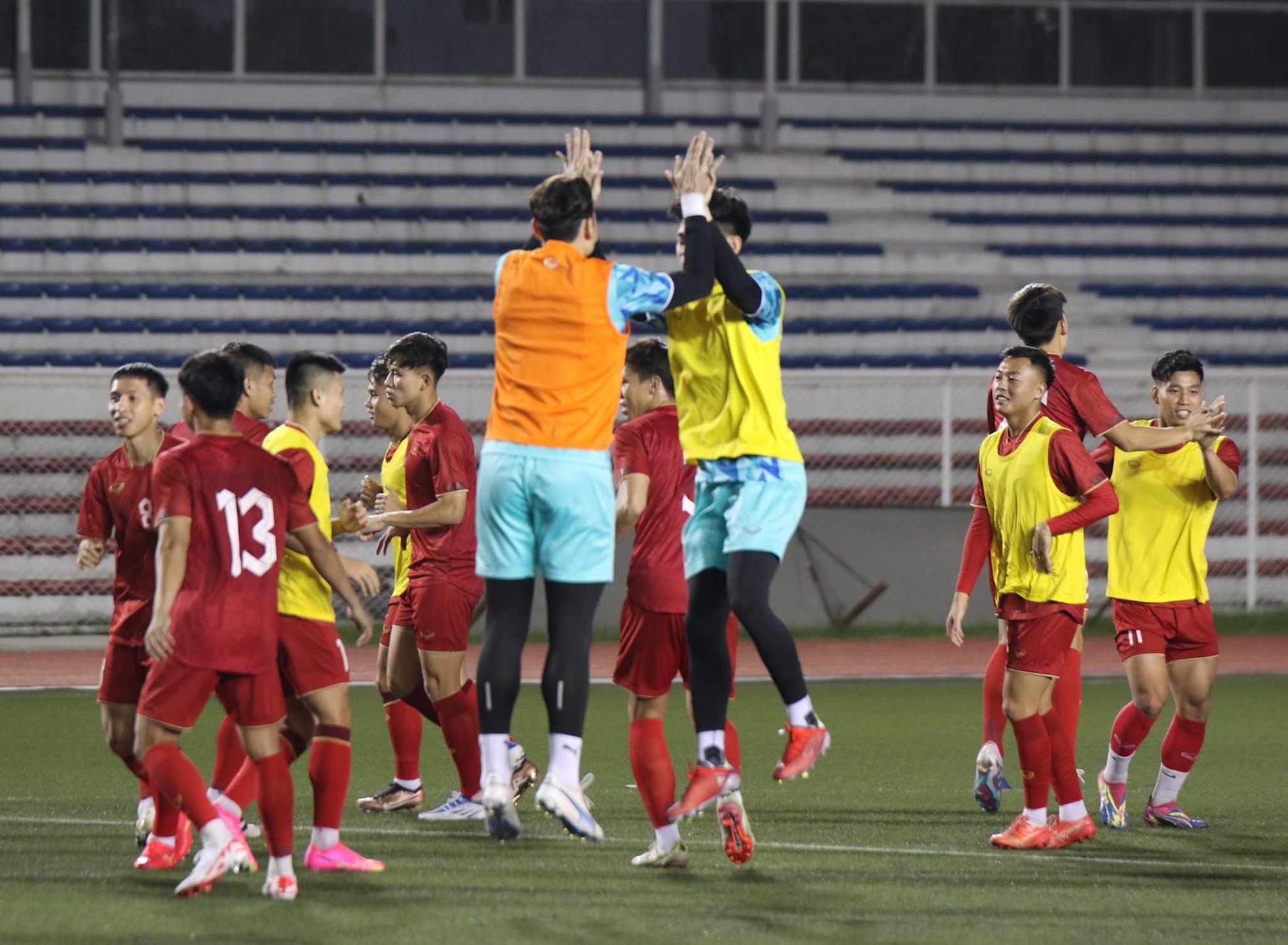 Chủ nhà Philippines ưu ái, tuyển Việt Nam lao vào tập luyện trước vòng loại World Cup 2026 - Ảnh 4.