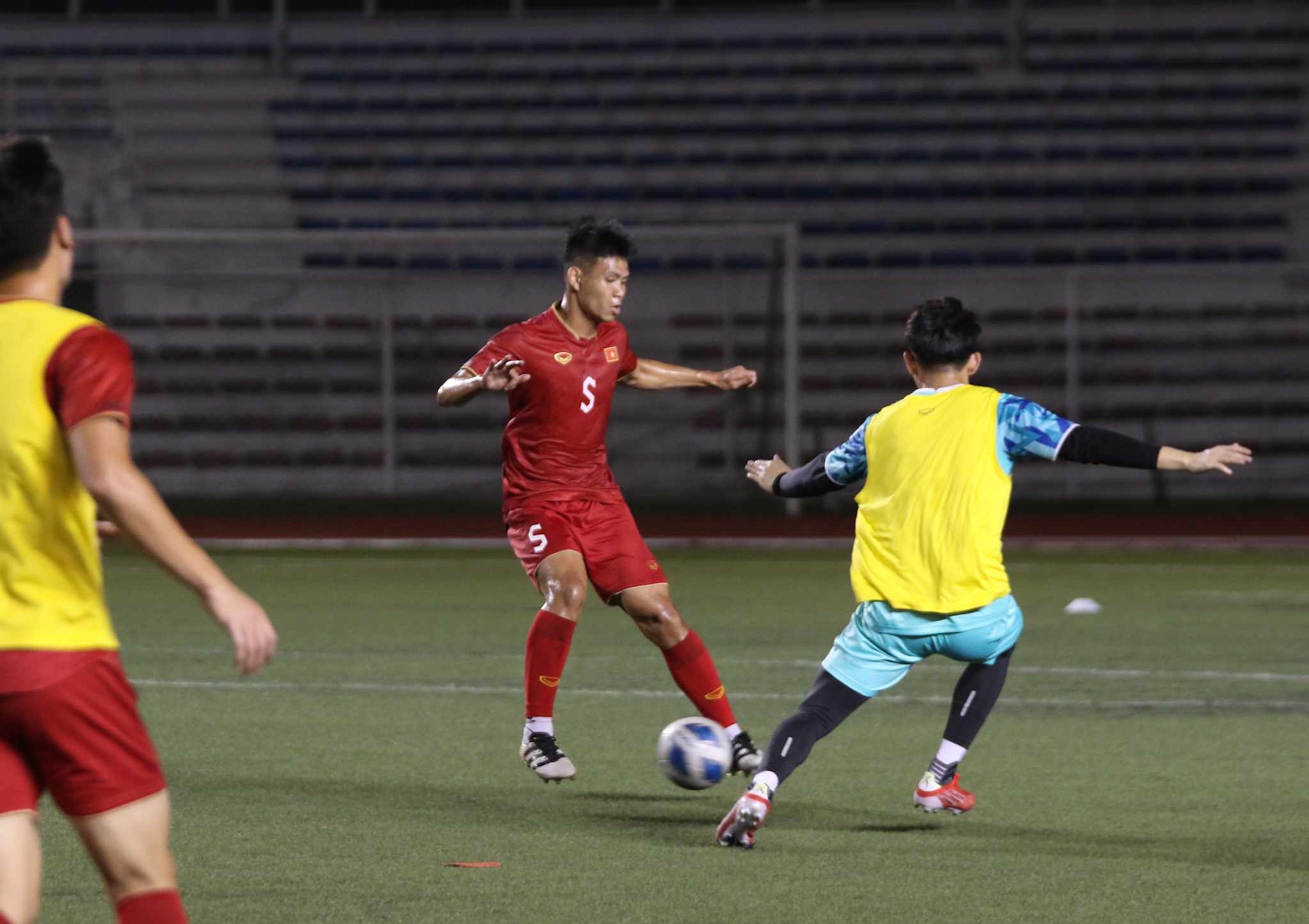 Chủ nhà Philippines ưu ái, tuyển Việt Nam lao vào tập luyện trước vòng loại World Cup 2026 - Ảnh 9.