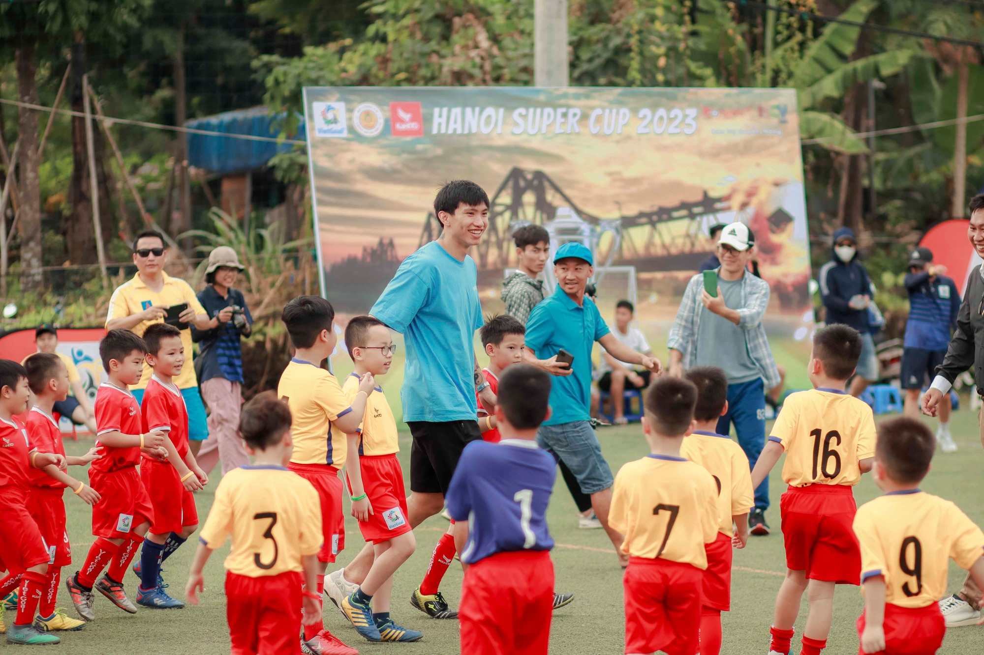 Đoàn Văn Hậu như trở lại tuổi thơ khi đi truyền cảm hứng bóng đá cho các cầu thủ nhí - Ảnh 2.