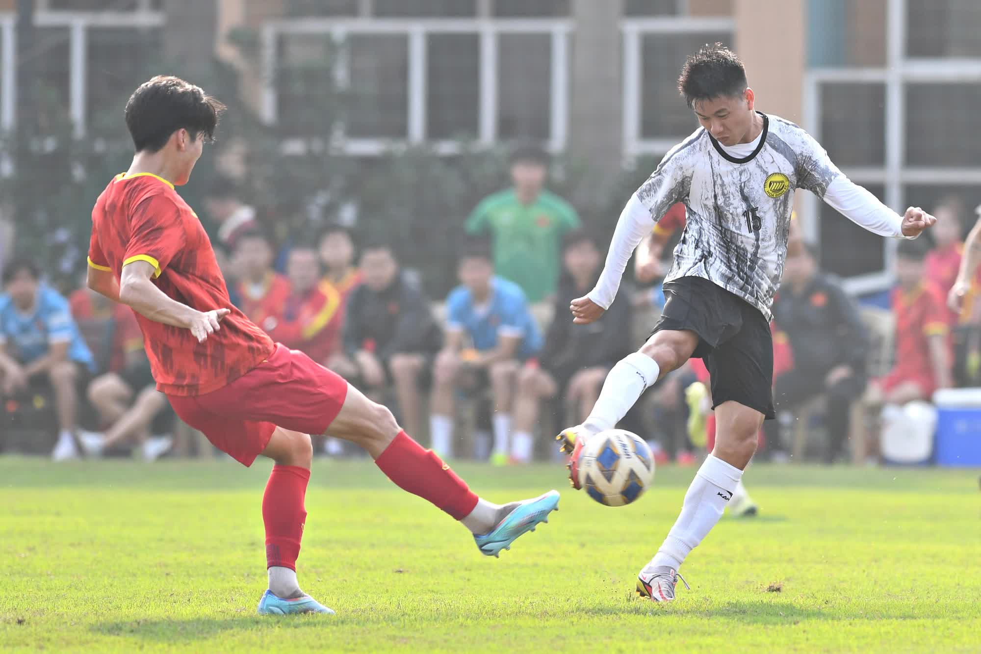 Sao trẻ Hà Nội FC khiến siêu nhân Gia Huy lu mờ, U20 Việt Nam hòa đội Hạng Nhất - Ảnh 7.