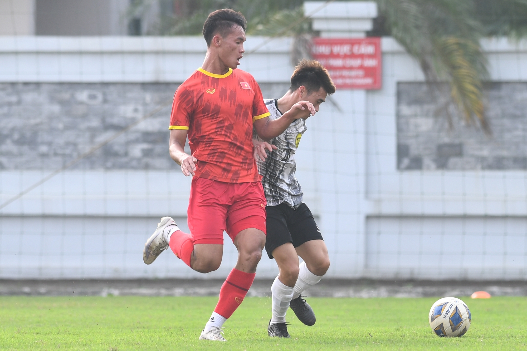 Sao trẻ Hà Nội FC khiến siêu nhân Gia Huy lu mờ, U20 Việt Nam hòa đội Hạng Nhất - Ảnh 8.
