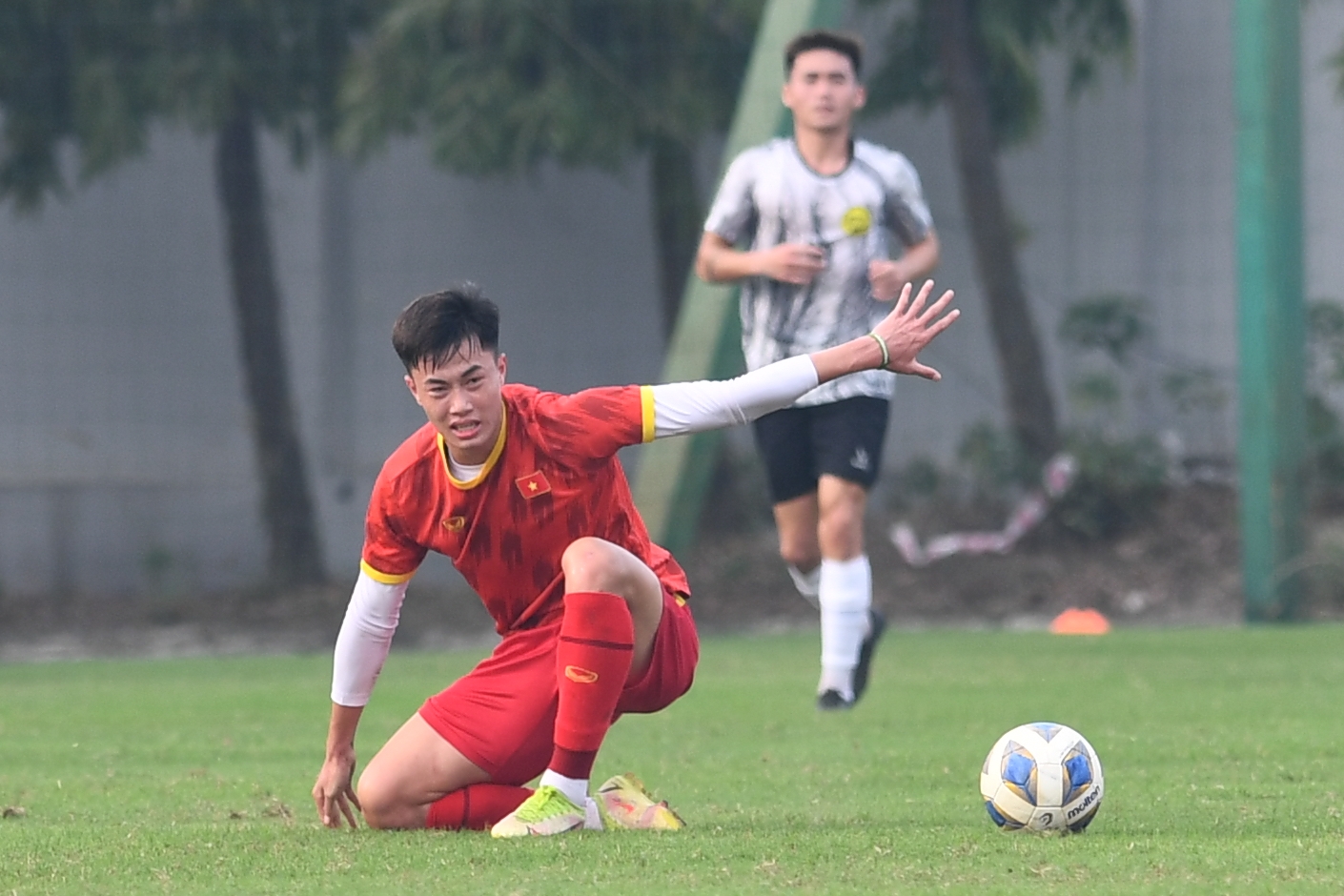 Sao trẻ Hà Nội FC khiến siêu nhân Gia Huy lu mờ, U20 Việt Nam hòa đội Hạng Nhất - Ảnh 2.
