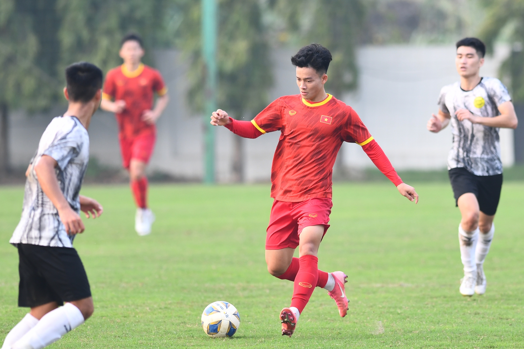 Sao trẻ Hà Nội FC khiến siêu nhân Gia Huy lu mờ, U20 Việt Nam hòa đội Hạng Nhất - Ảnh 10.