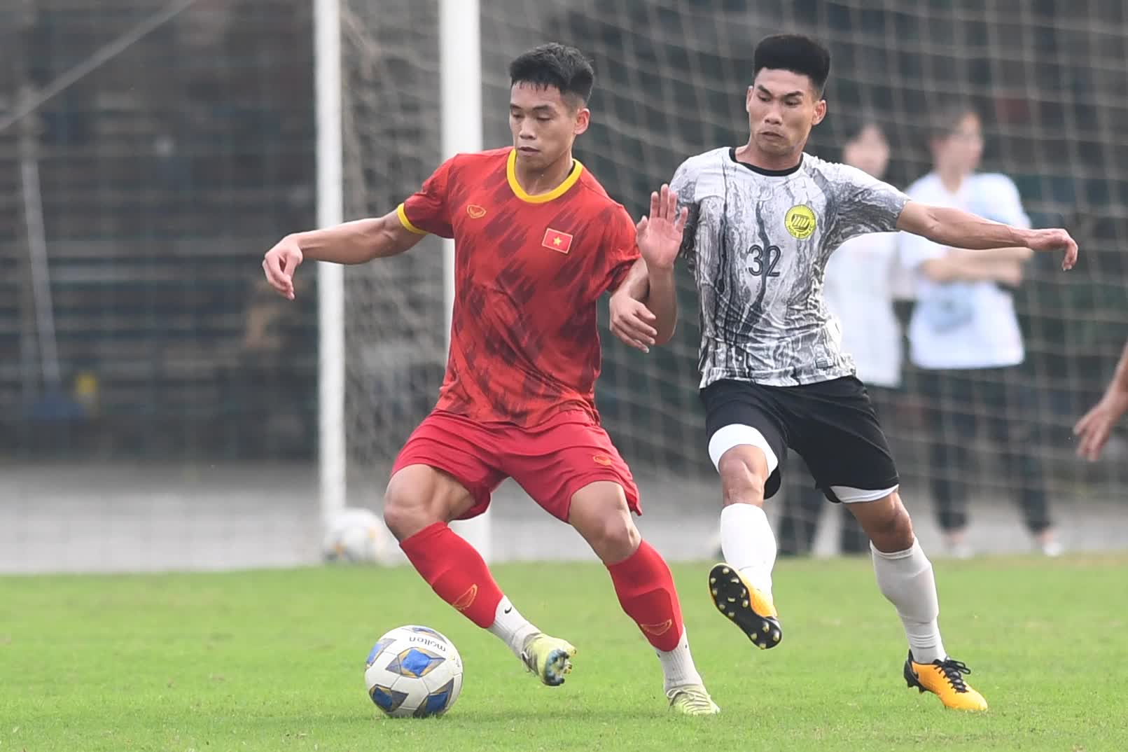 Sao trẻ Hà Nội FC khiến siêu nhân Gia Huy lu mờ, U20 Việt Nam hòa đội Hạng Nhất - Ảnh 1.