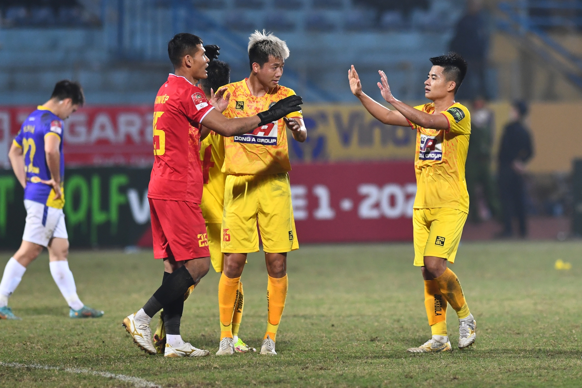 Thanh Hóa FC được thưởng nóng 500 triệu, ăn mừng sau trận hòa Hà Nội FC - Ảnh 8.