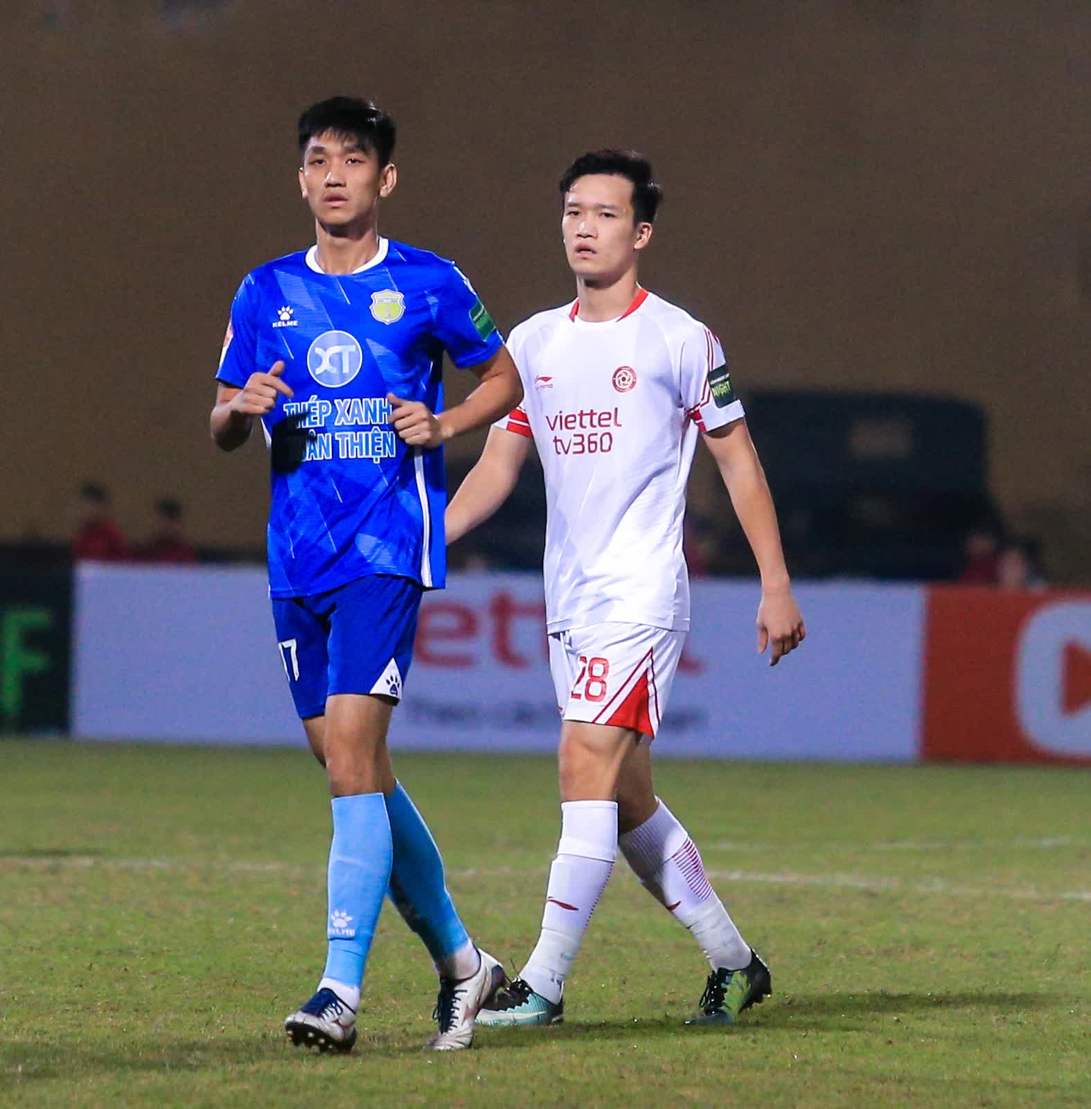 Thủ môn Phạm Văn Phong liên tiếp cản phá bóng, cứu thua cho CLB Viettel - Ảnh 9.