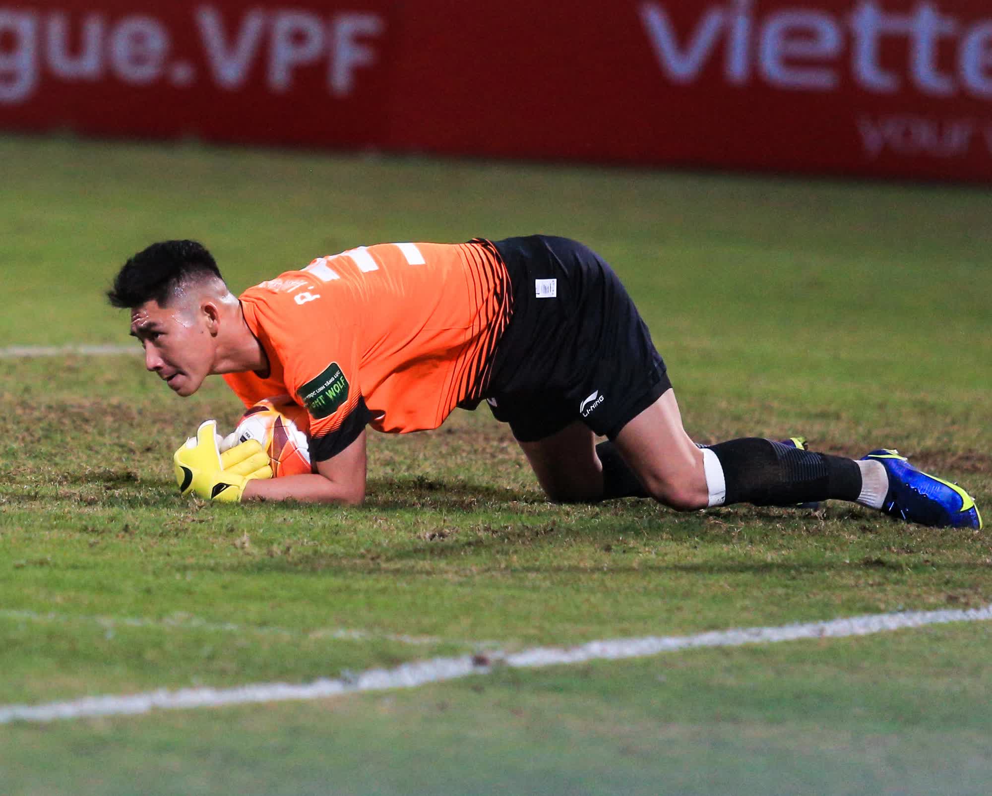 Thủ môn Phạm Văn Phong liên tiếp cản phá bóng, cứu thua cho CLB Viettel - Ảnh 4.
