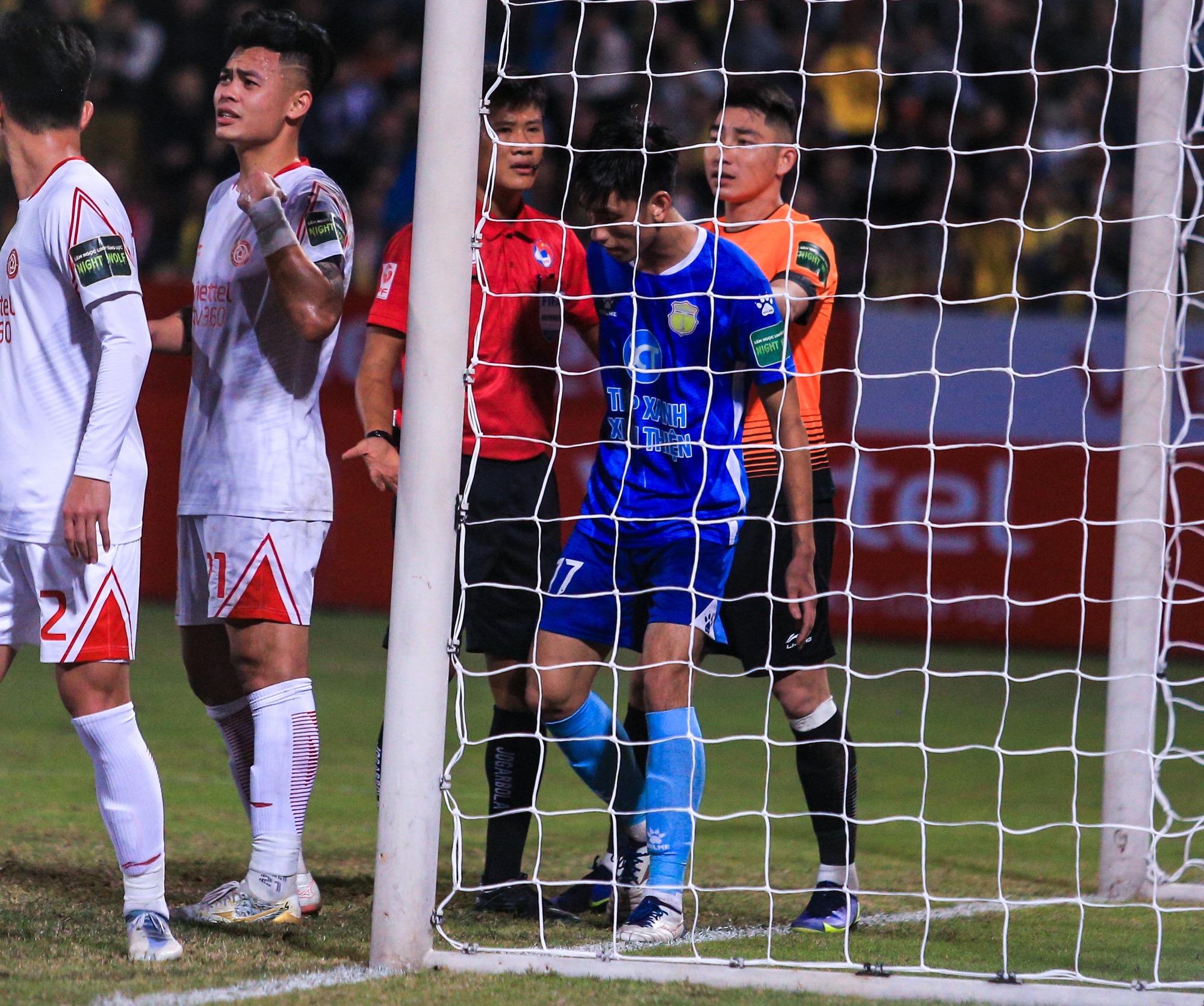 Thủ môn Phạm Văn Phong liên tiếp cản phá bóng, cứu thua cho CLB Viettel - Ảnh 8.