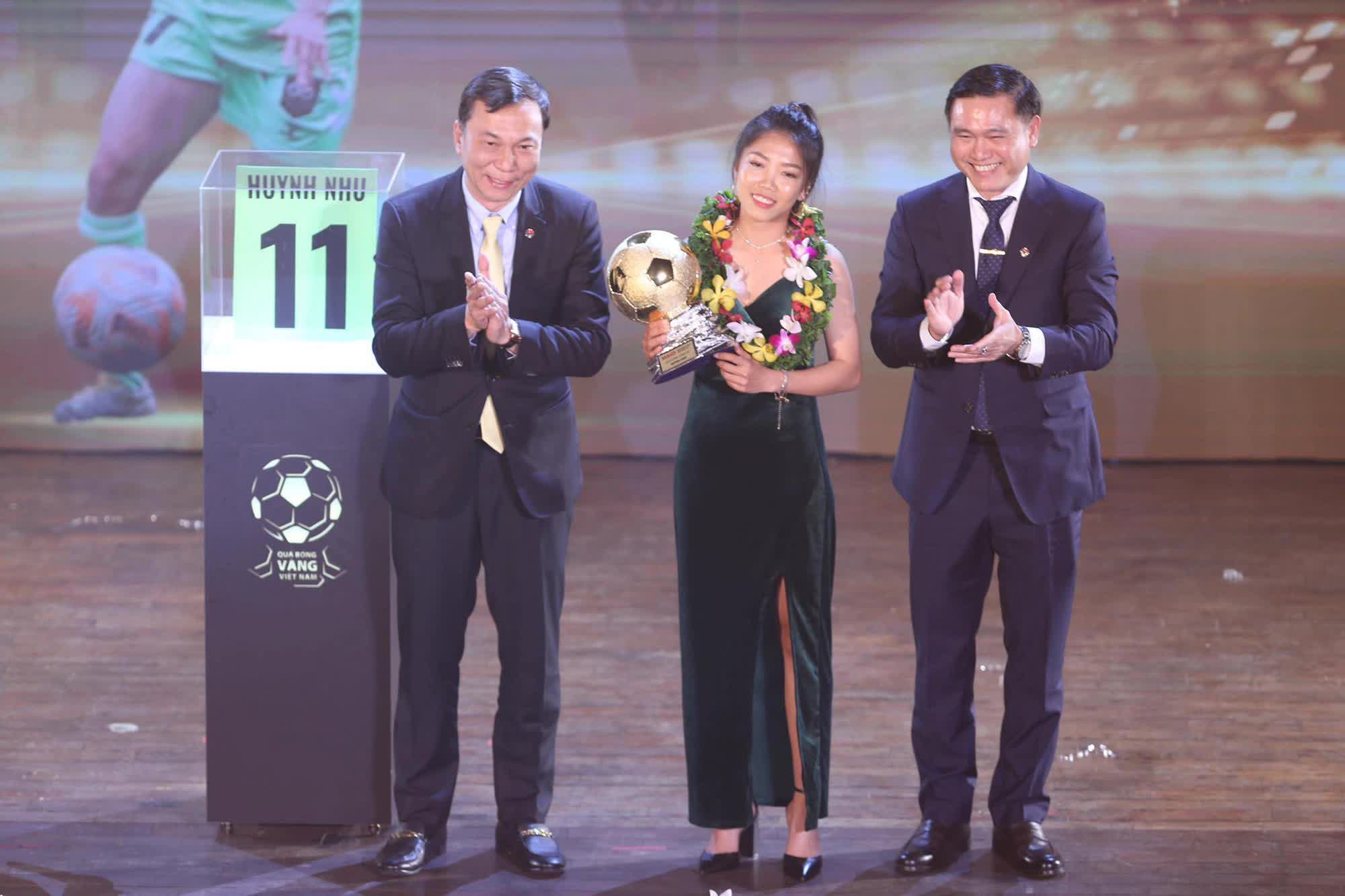 Hình ảnh thú vị: Đồng đội Lank FC tụ tập xem Huỳnh Như giành Quả bóng vàng - Ảnh 2.