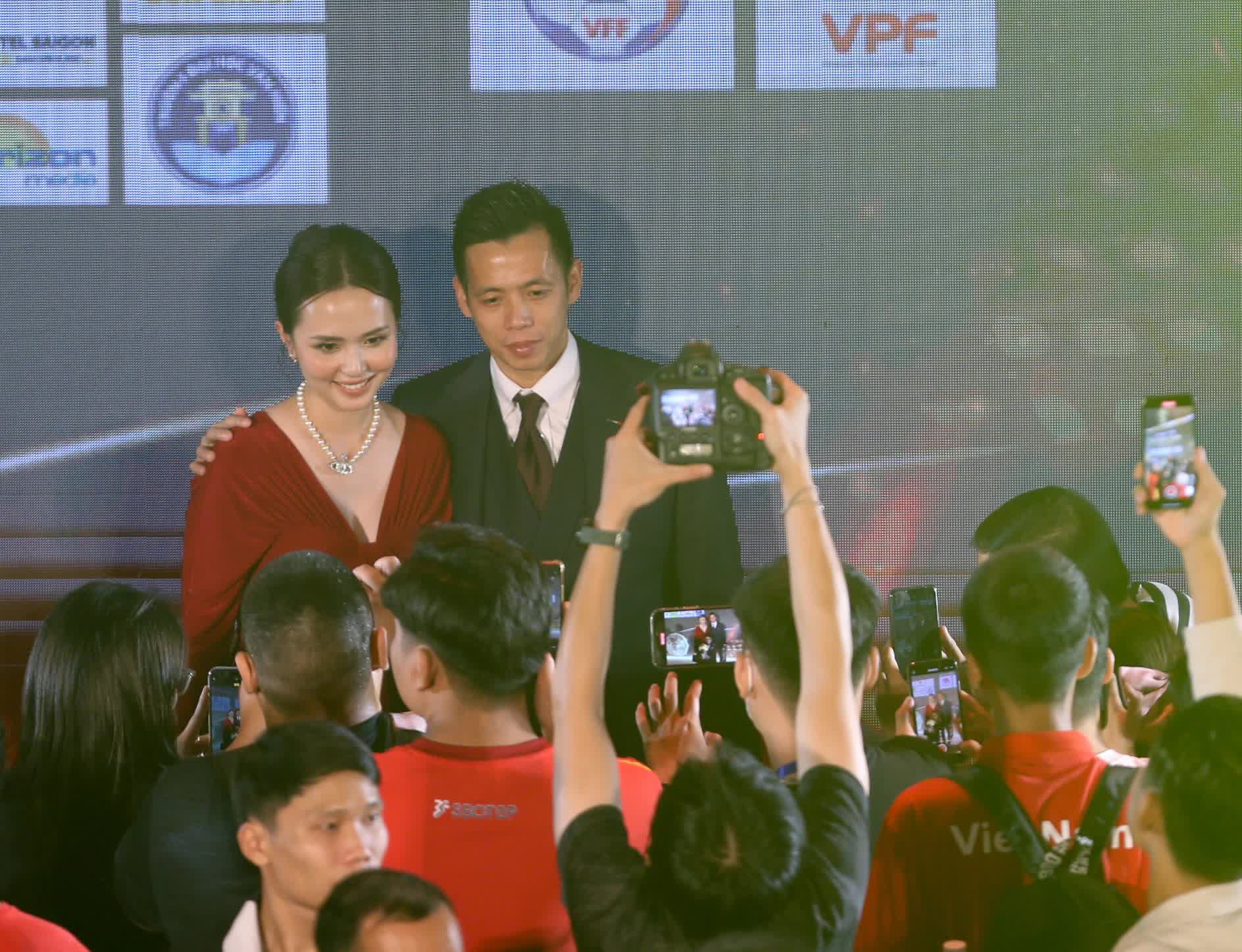 Huỳnh Như cực nhây cùng Thuỳ Trang, người hâm mộ vây kín dàn cầu thủ Quả bóng vàng Việt Nam 2022 - Ảnh 4.