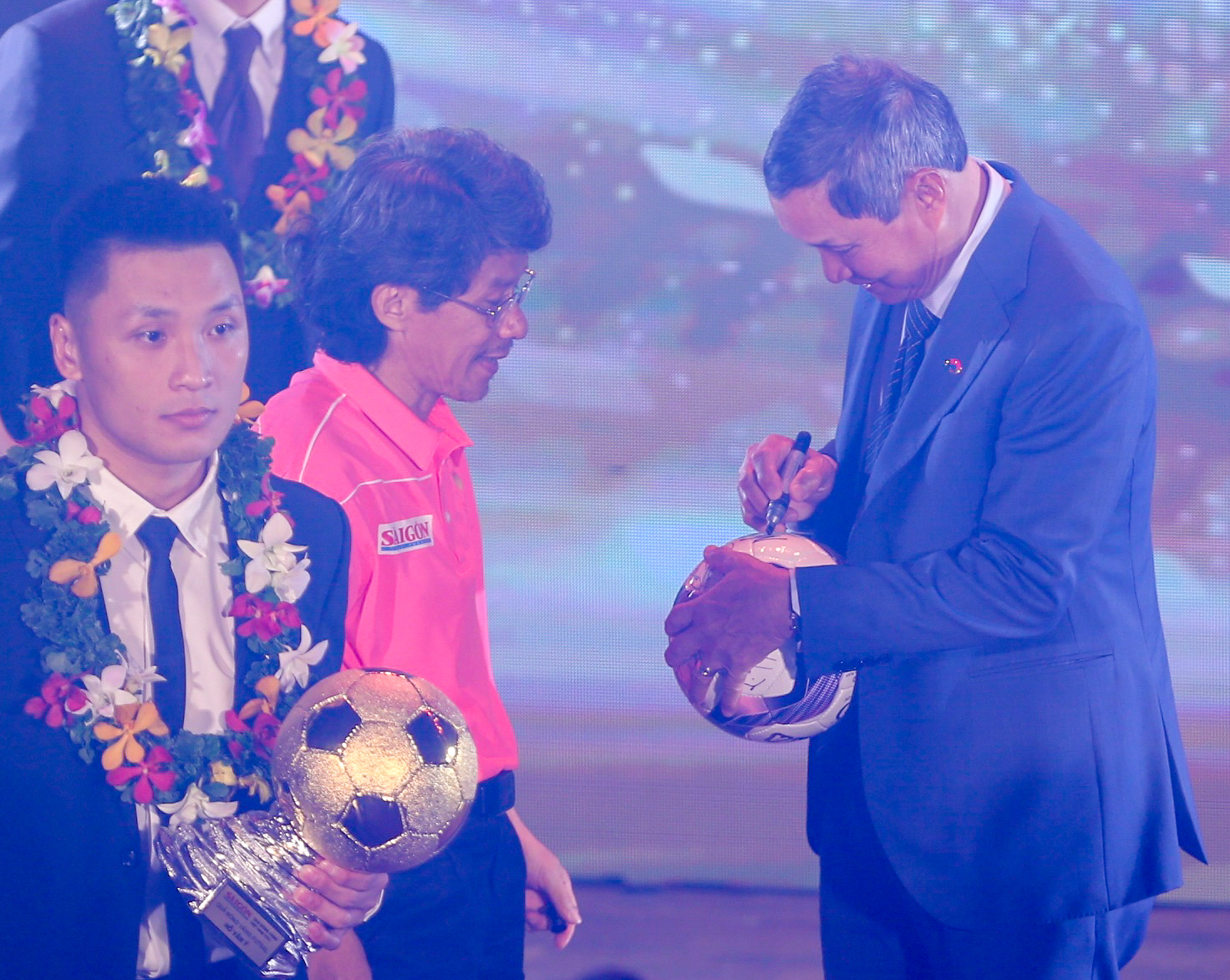 Huỳnh Như cực nhây cùng Thuỳ Trang, người hâm mộ vây kín dàn cầu thủ Quả bóng vàng Việt Nam 2022 - Ảnh 7.