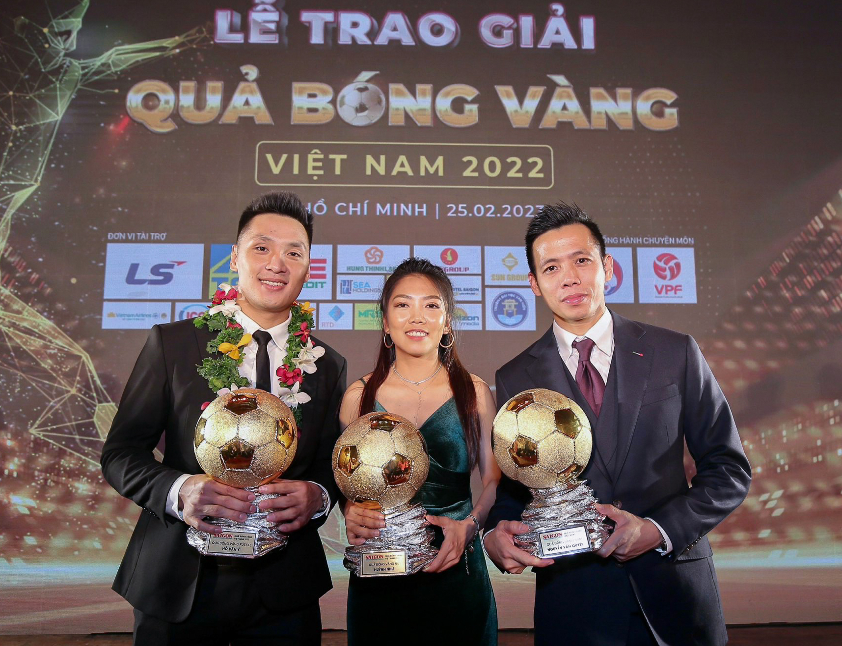 Huỳnh Như cực nhây cùng Thuỳ Trang, người hâm mộ vây kín dàn cầu thủ Quả bóng vàng Việt Nam 2022 - Ảnh 2.